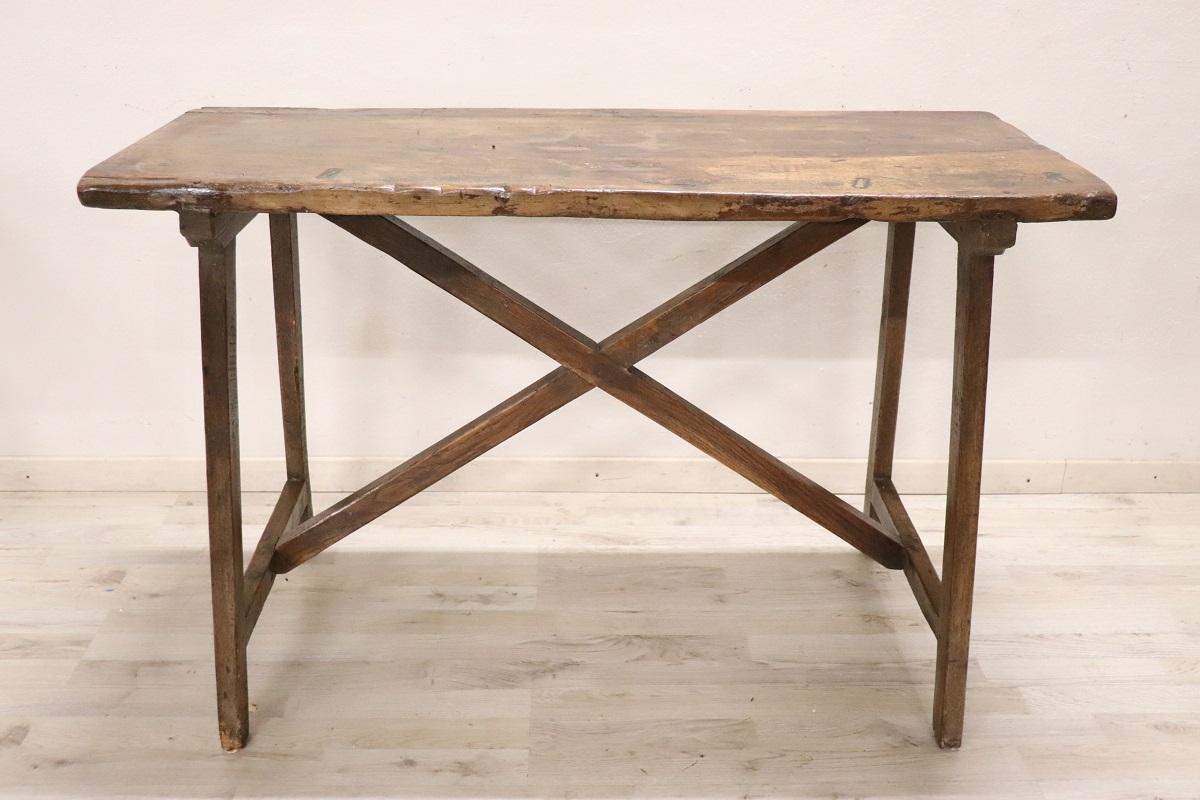 Rare table de salle à manger italienne ancienne du 16e siècle en chêne et noyer massifs Bon état - En vente à Casale Monferrato, IT