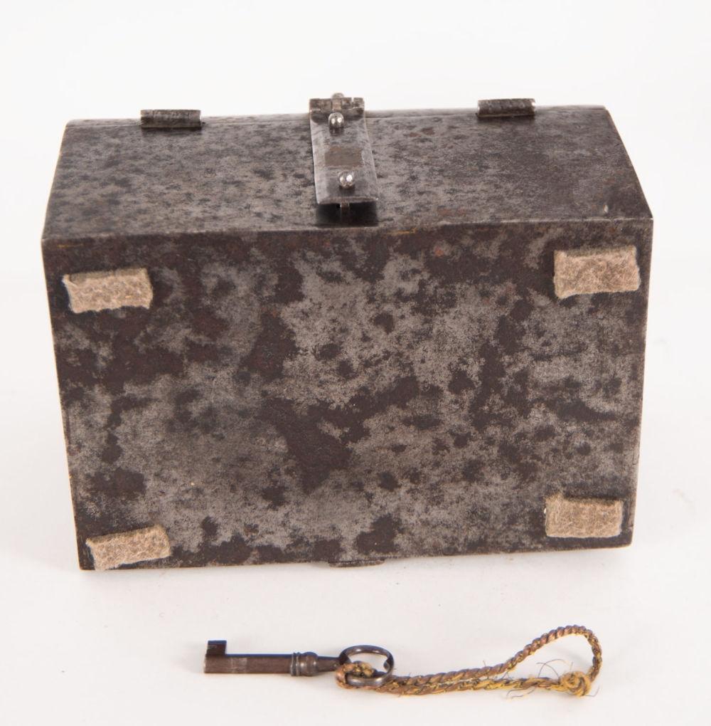 Rare 16th century Nuremberg box
In iron, measurements: 13 x 18 x 12 cm
Good condition.