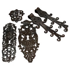 Rare quincaillerie de porte, écussons et charnières en fer forgé de la Renaissance du XVIe siècle