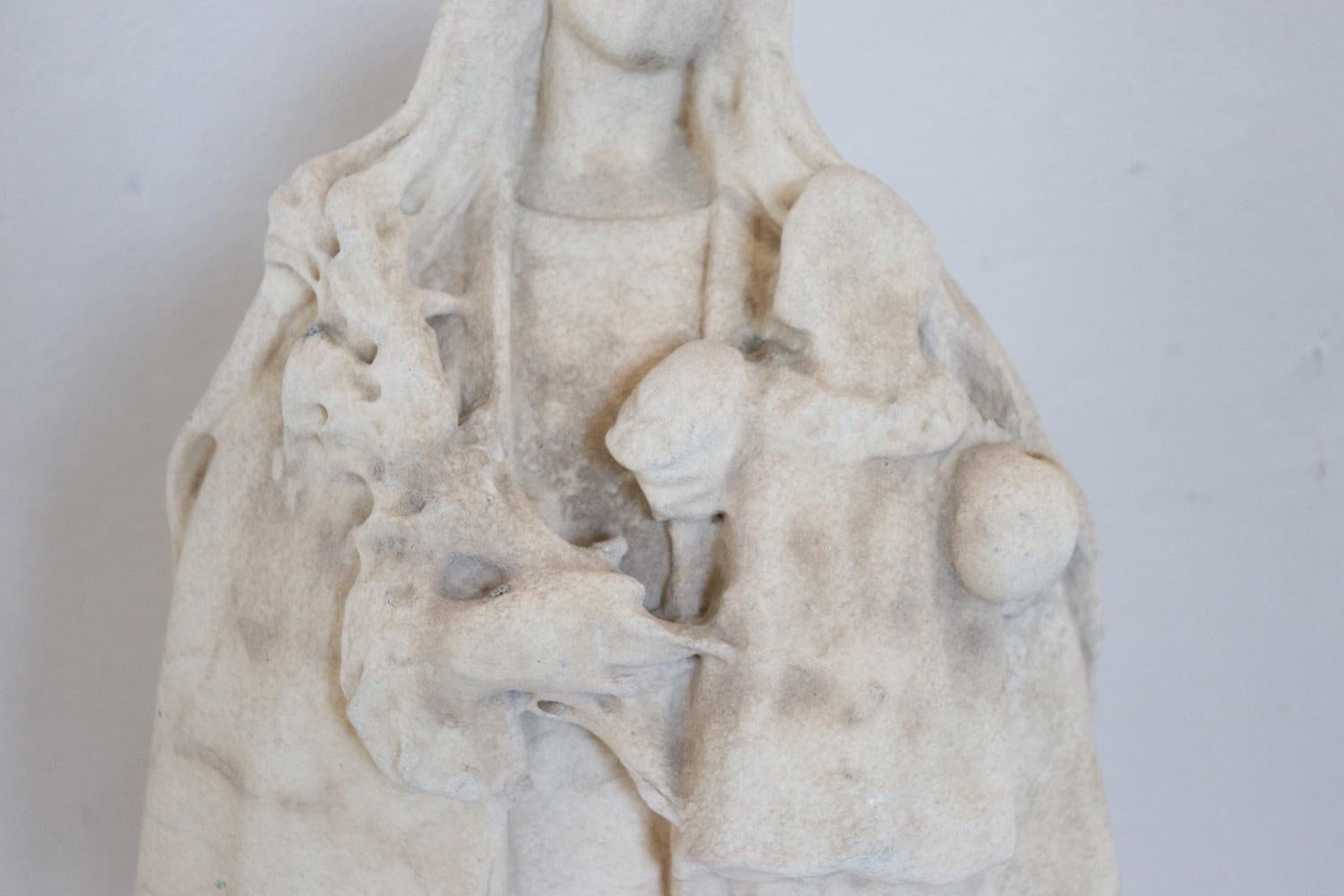 Renaissance Rare sculpture du 16ème siècle en marbre blanc précieux de Carrare, Marie avec enfant en vente