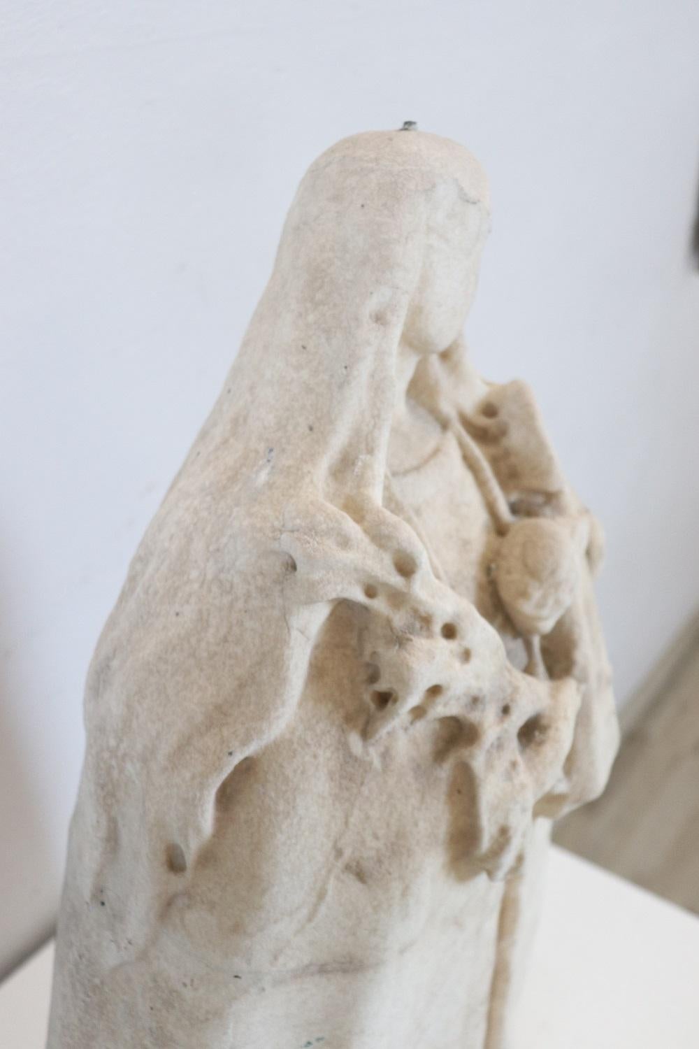 Sculpté à la main Rare sculpture du 16ème siècle en marbre blanc précieux de Carrare, Marie avec enfant en vente