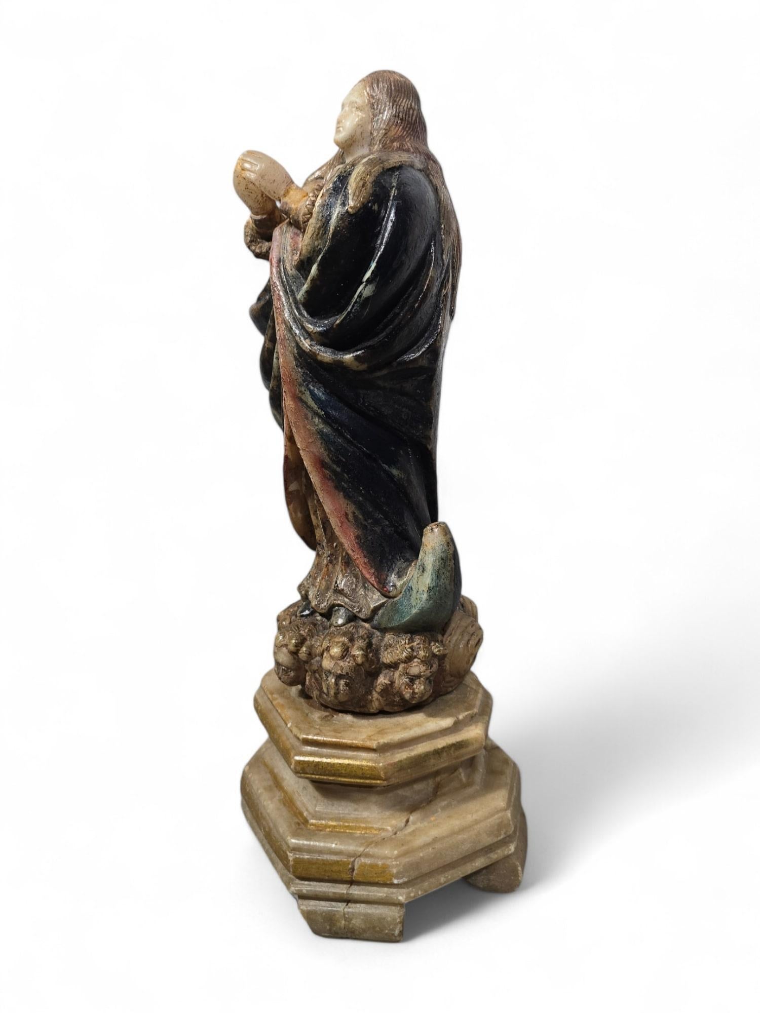 Rara scultura in alabastro policromo spagnolo del XVI secolo raffigurante la Vergine Maria in vendita 5