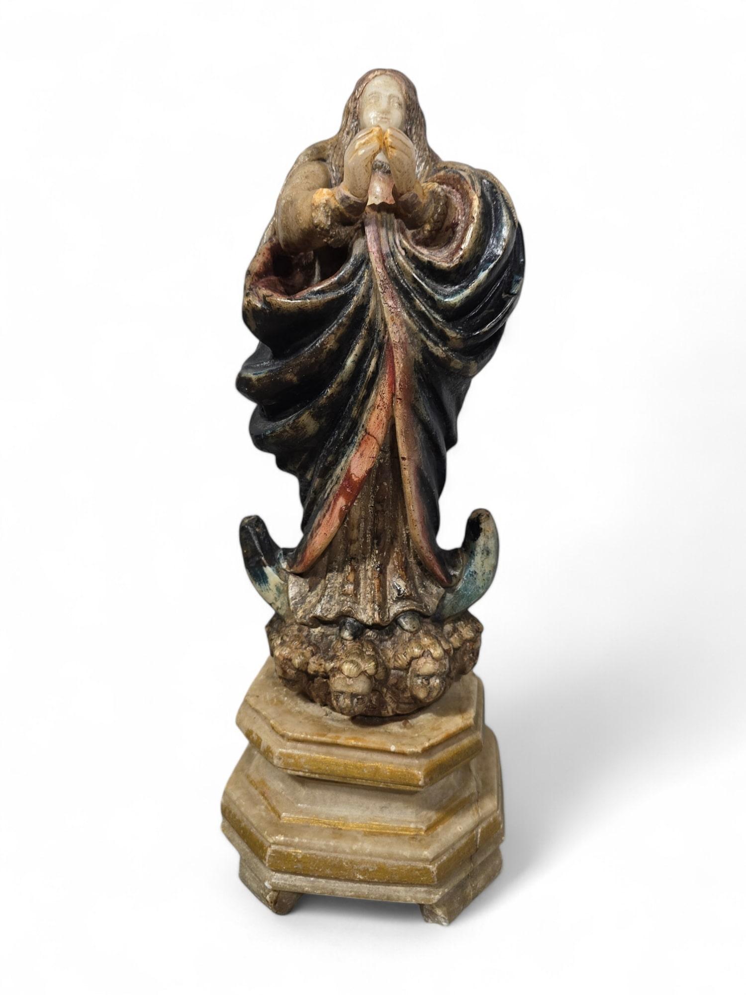 Rara scultura in alabastro policromo spagnolo del XVI secolo raffigurante la Vergine Maria in vendita 7