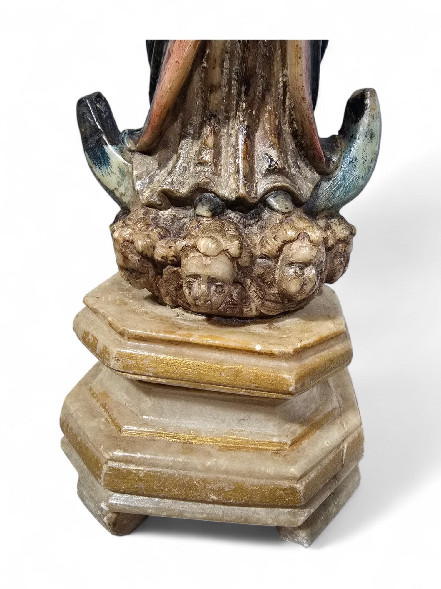 Rara scultura in alabastro policromo spagnolo del XVI secolo raffigurante la Vergine Maria in vendita 8