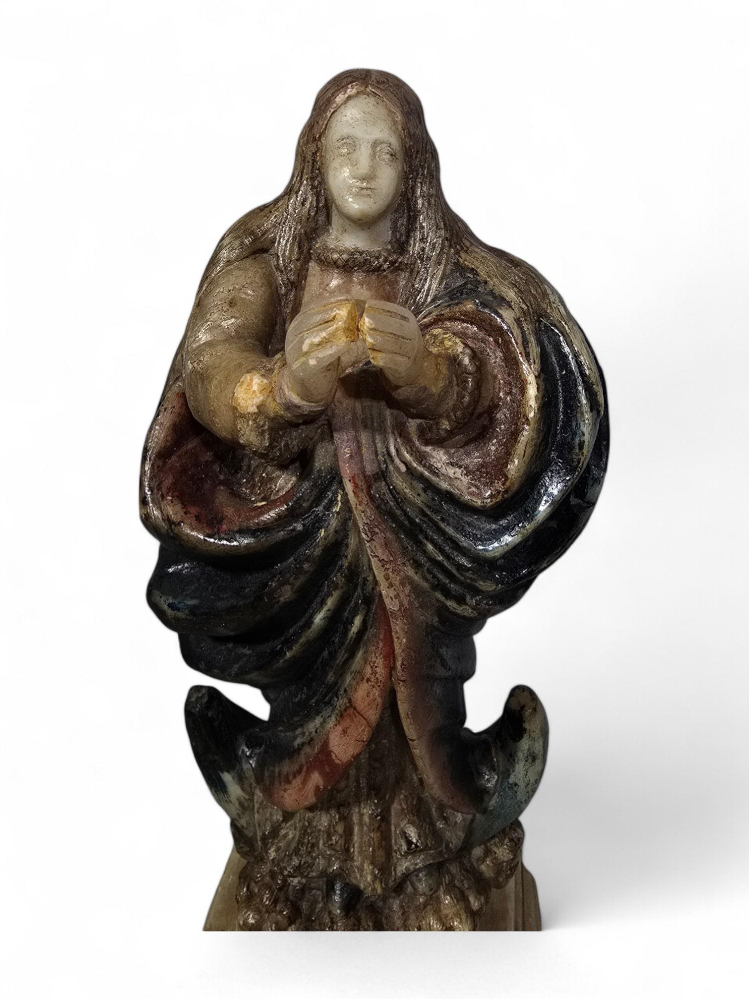 Rara scultura in alabastro policromo spagnolo del XVI secolo raffigurante la Vergine Maria in vendita 9