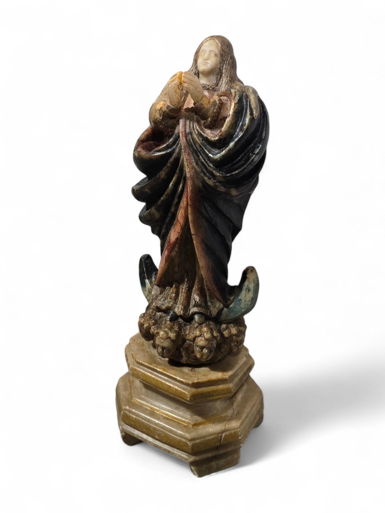 Rara scultura in alabastro policromo spagnolo del XVI secolo raffigurante la Vergine Maria in vendita 10