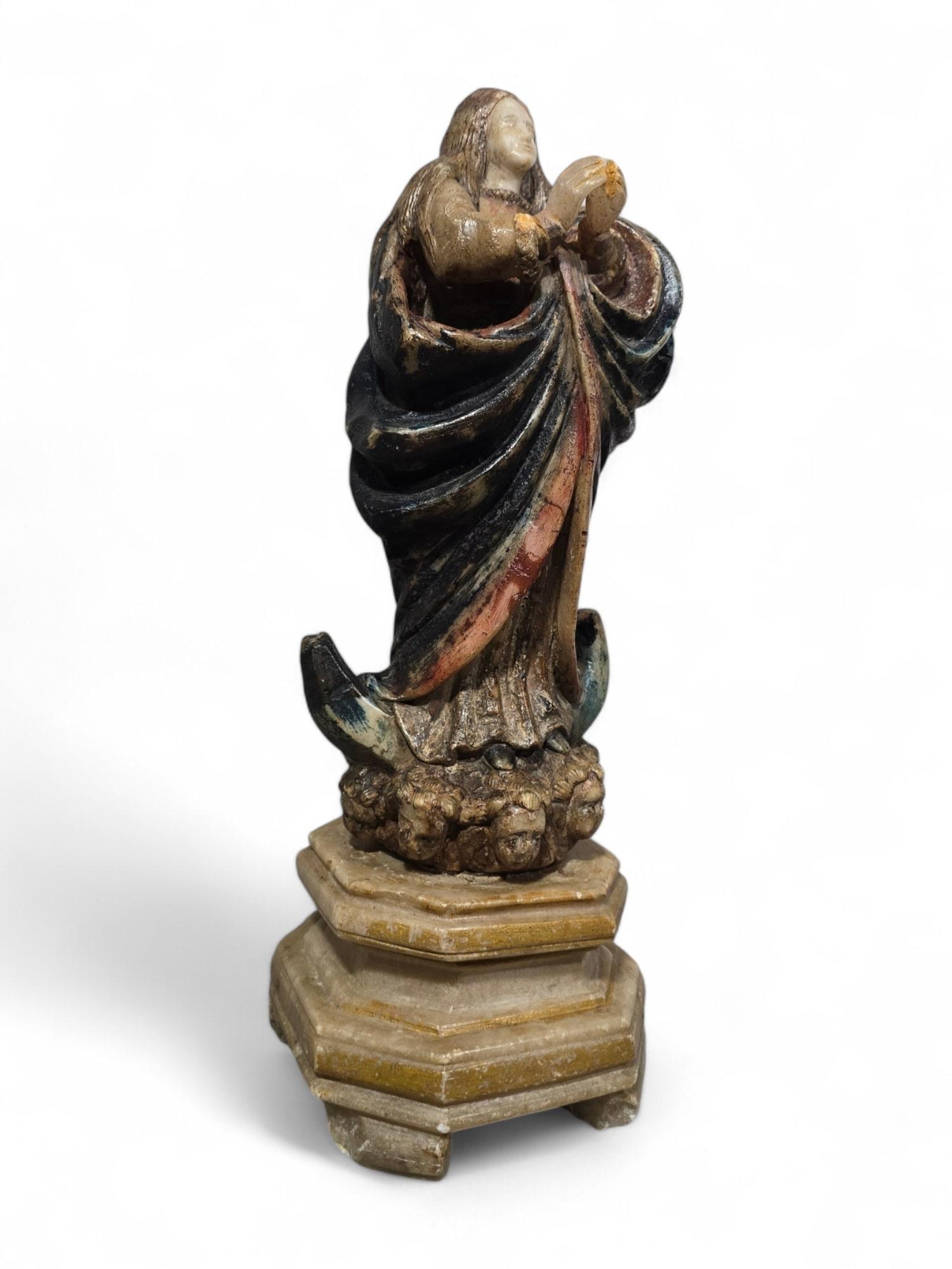 Rara scultura in alabastro policromo spagnolo del XVI secolo raffigurante la Vergine Maria in vendita 11