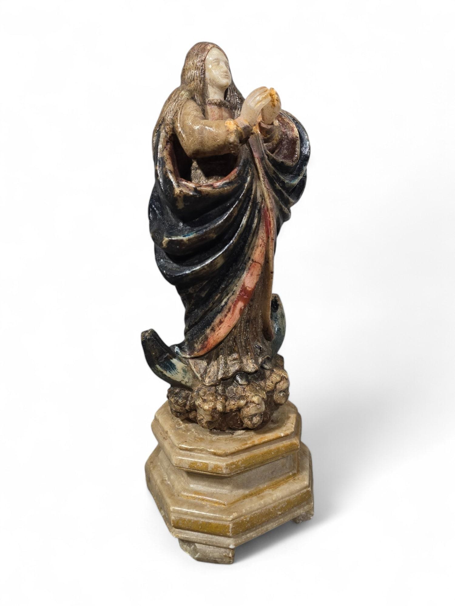 Rara scultura in alabastro policromo spagnolo del XVI secolo raffigurante la Vergine Maria In condizioni buone in vendita a Madrid, ES