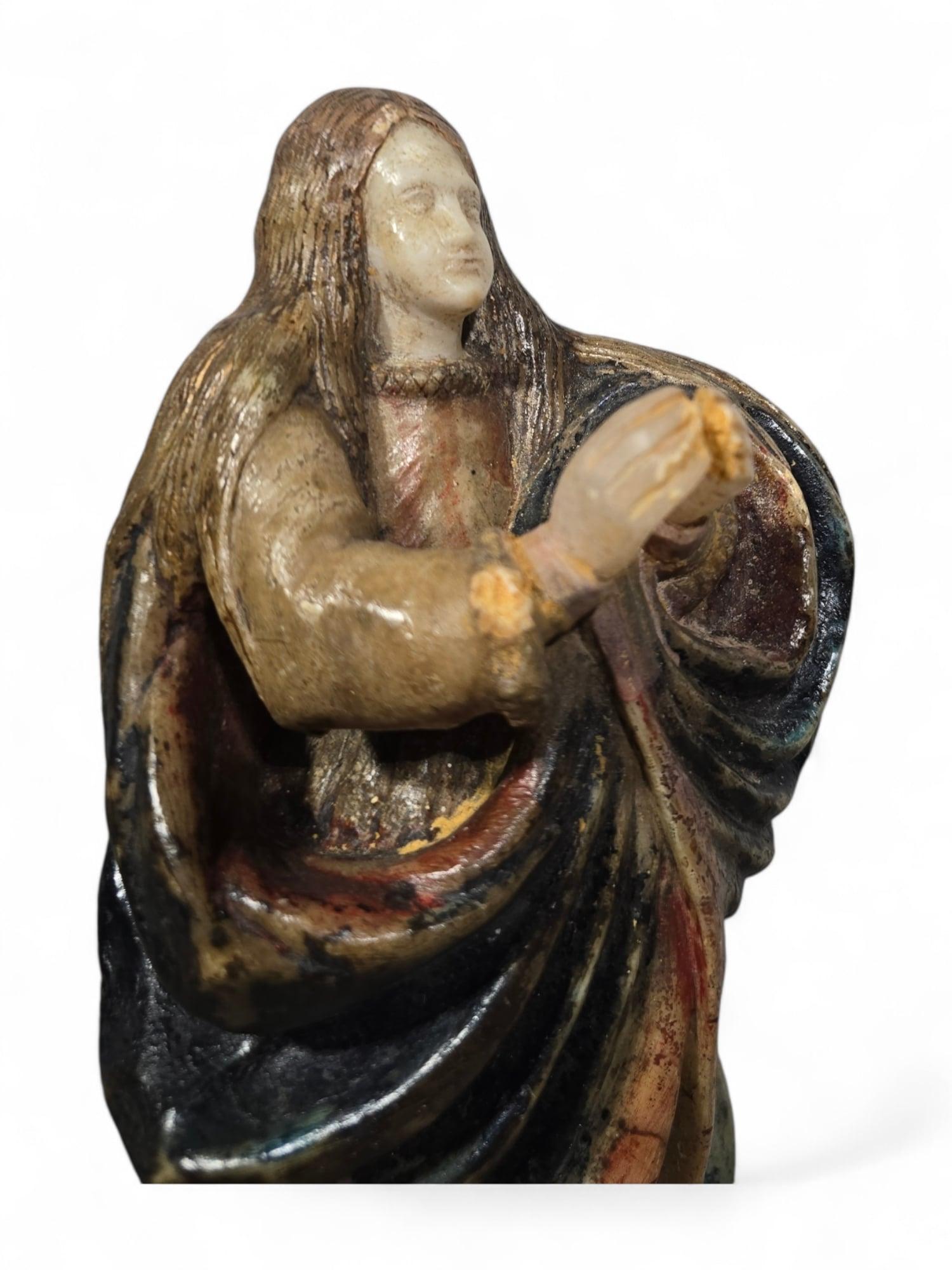 Fino al XVIII secolo Rara scultura in alabastro policromo spagnolo del XVI secolo raffigurante la Vergine Maria in vendita