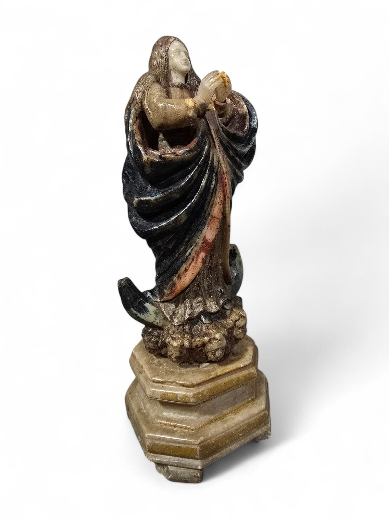 Alabastro Rara scultura in alabastro policromo spagnolo del XVI secolo raffigurante la Vergine Maria in vendita