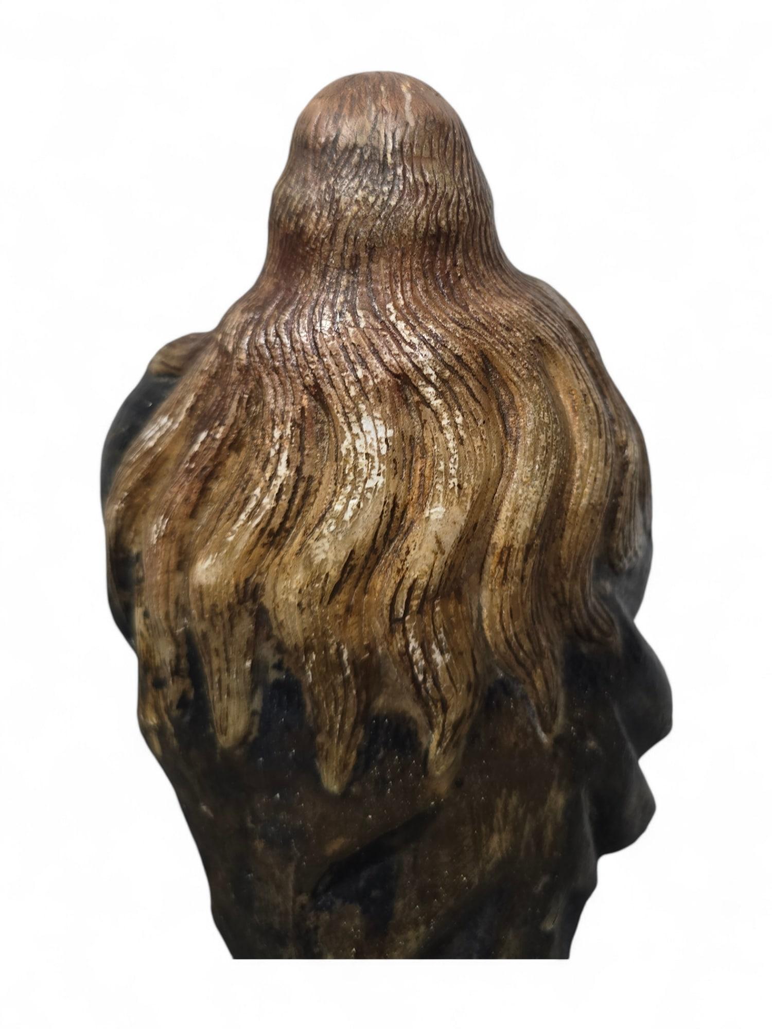 Rara scultura in alabastro policromo spagnolo del XVI secolo raffigurante la Vergine Maria in vendita 2