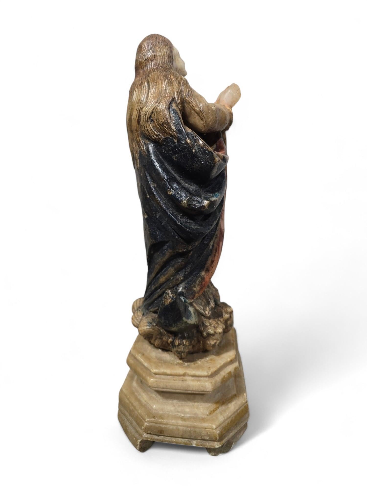 Rara scultura in alabastro policromo spagnolo del XVI secolo raffigurante la Vergine Maria in vendita 3