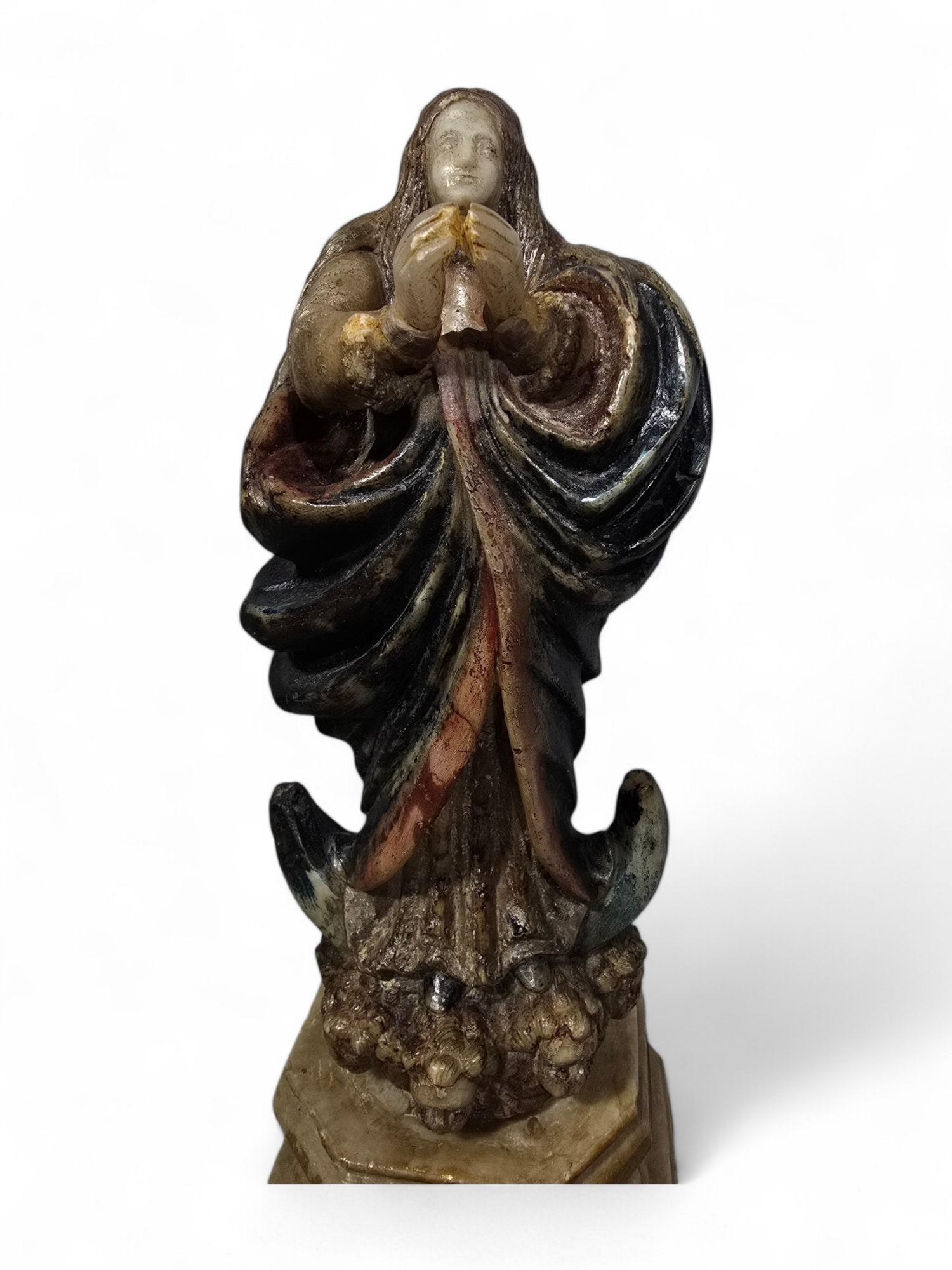 Rara scultura in alabastro policromo spagnolo del XVI secolo raffigurante la Vergine Maria in vendita 4