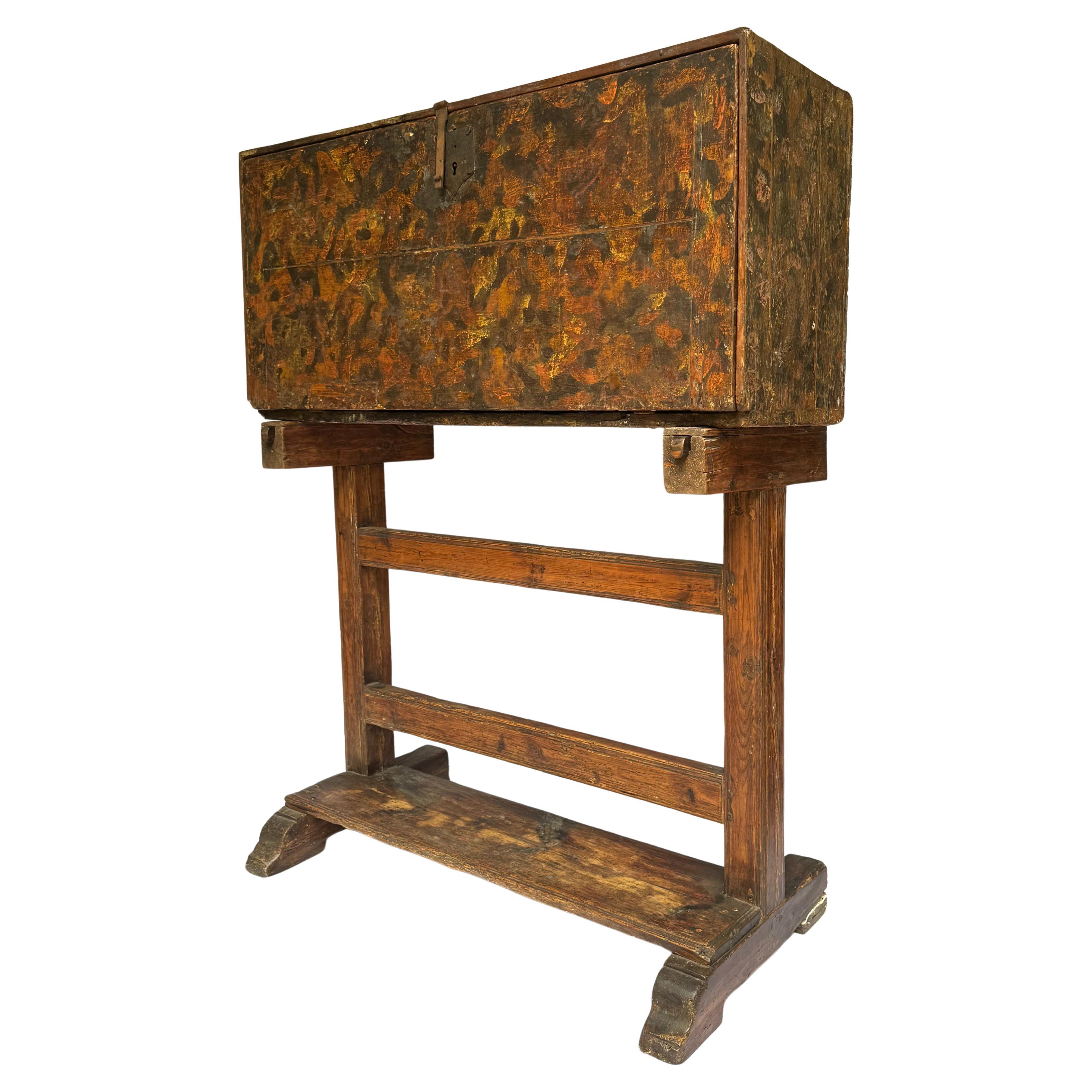 Spanischer Bargueño des 16. Jahrhunderts, polychromiertes Holz

Ein seltenes und stimmungsvolles spanisches Bargueño aus dem 16. Jahrhundert, das noch Spuren seiner ursprünglichen polychromen Verzierung aufweist. Der Sturzdeckel lässt sich öffnen