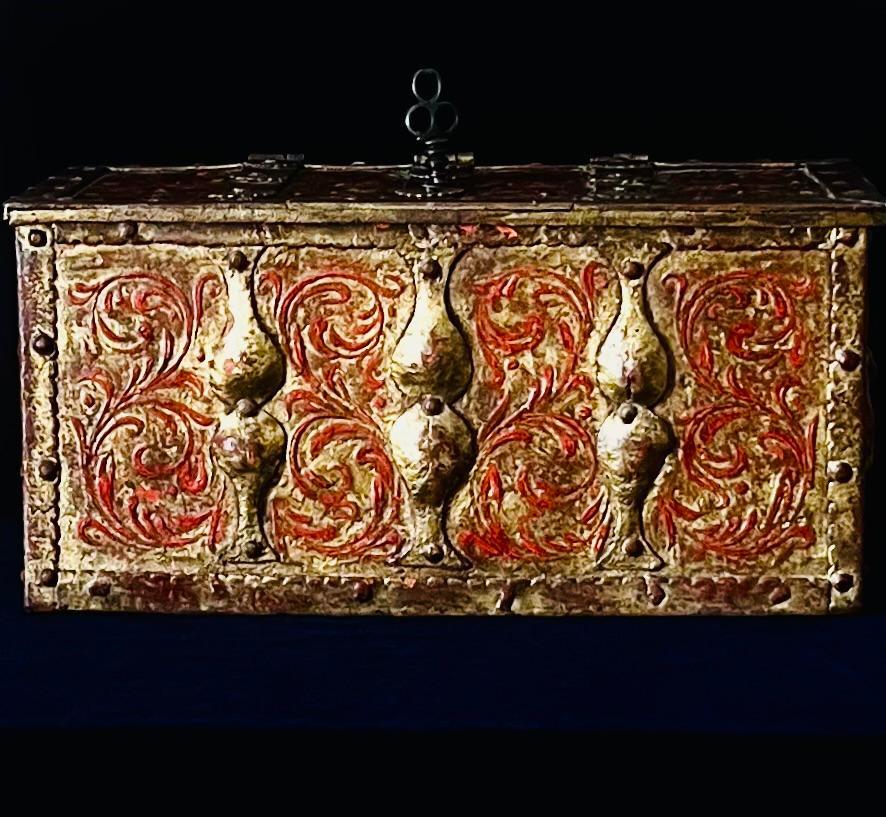Antique 16th Century Venetian Painted Gold Gilt Iron Strongbox with Original Key en venta 2