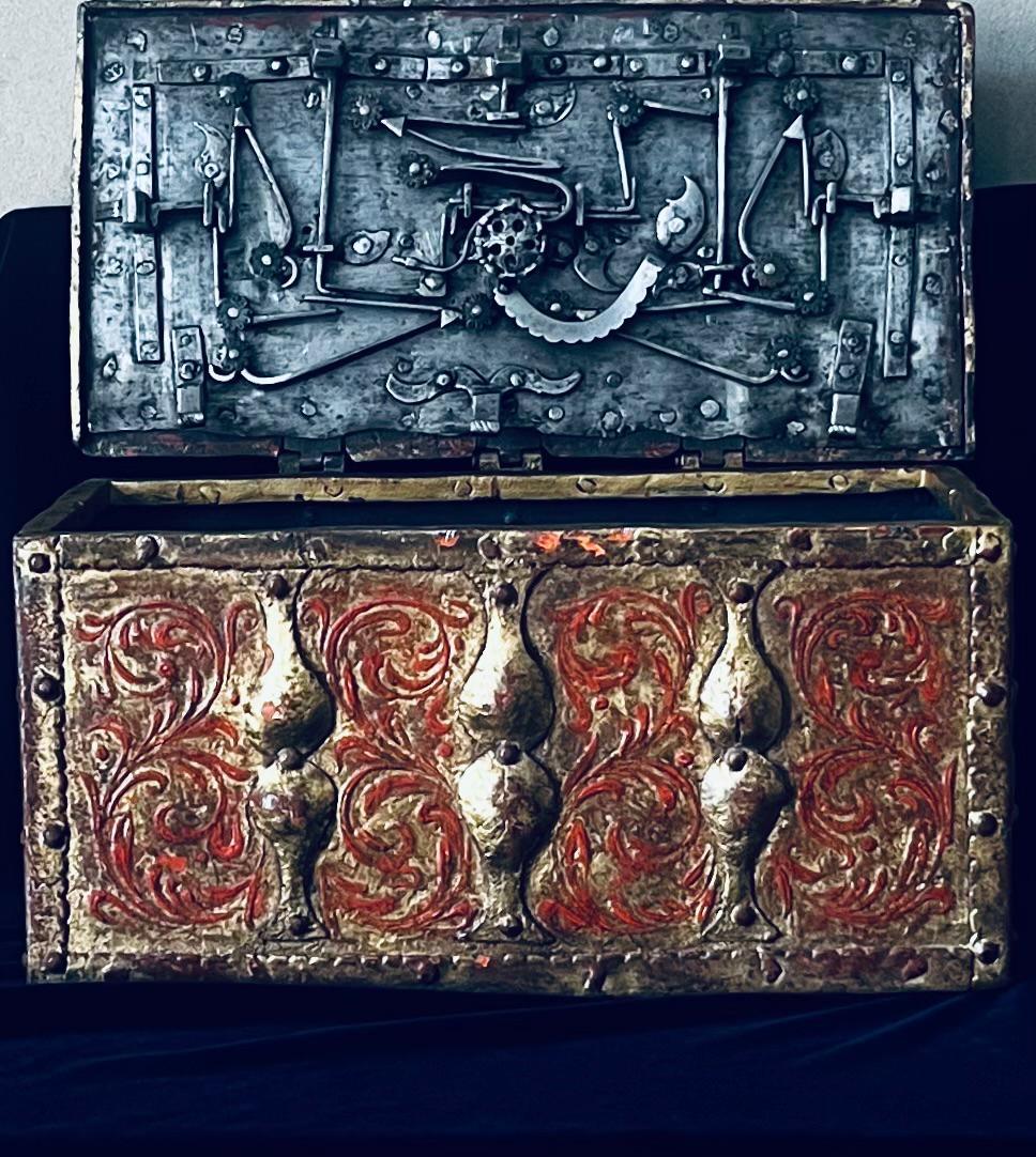 Antique 16th Century Venetian Painted Gold Gilt Iron Strongbox with Original Key Renacimiento en venta