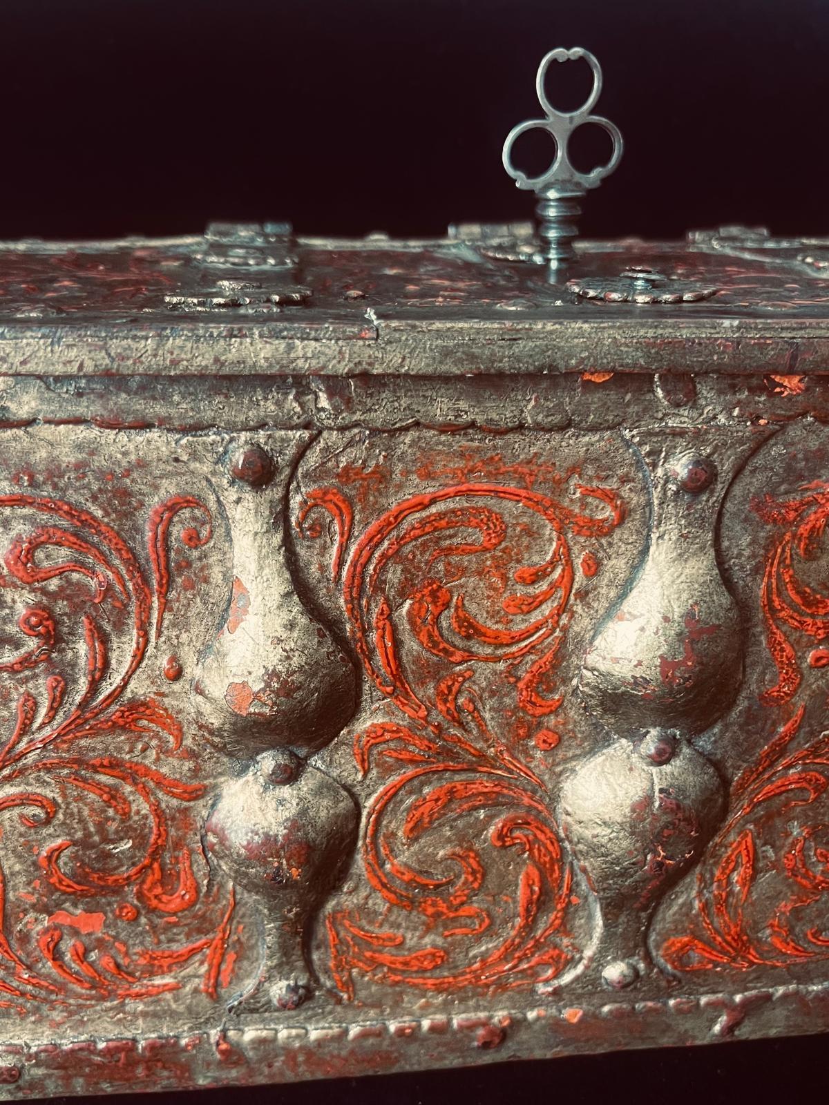 Antique 16th Century Venetian Painted Gold Gilt Iron Strongbox with Original Key Hecho a mano en venta