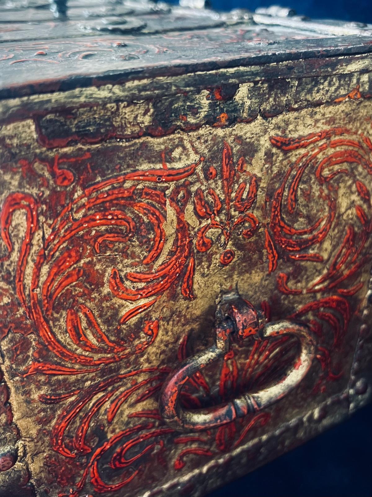 Antique 16th Century Venetian Painted Gold Gilt Iron Strongbox with Original Key en Excelente estado para la venta en Doha, QA