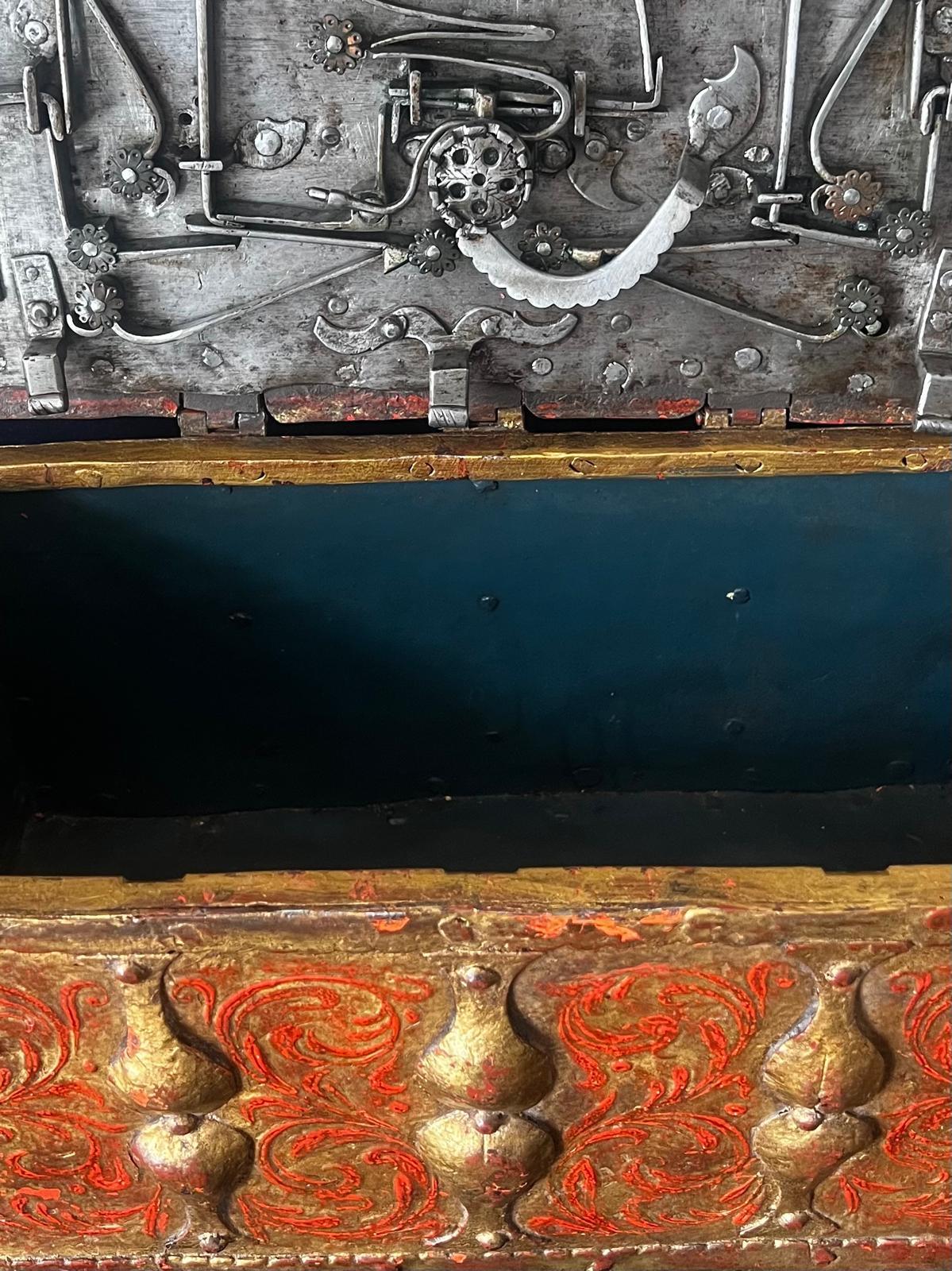 Antique 16th Century Venetian Painted Gold Gilt Iron Strongbox with Original Key siglo XVIII y antes en venta