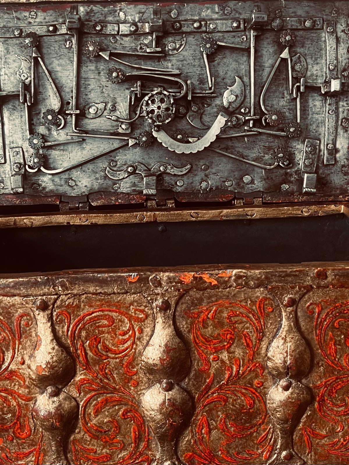 Antique 16th Century Venetian Painted Gold Gilt Iron Strongbox with Original Key en venta 1