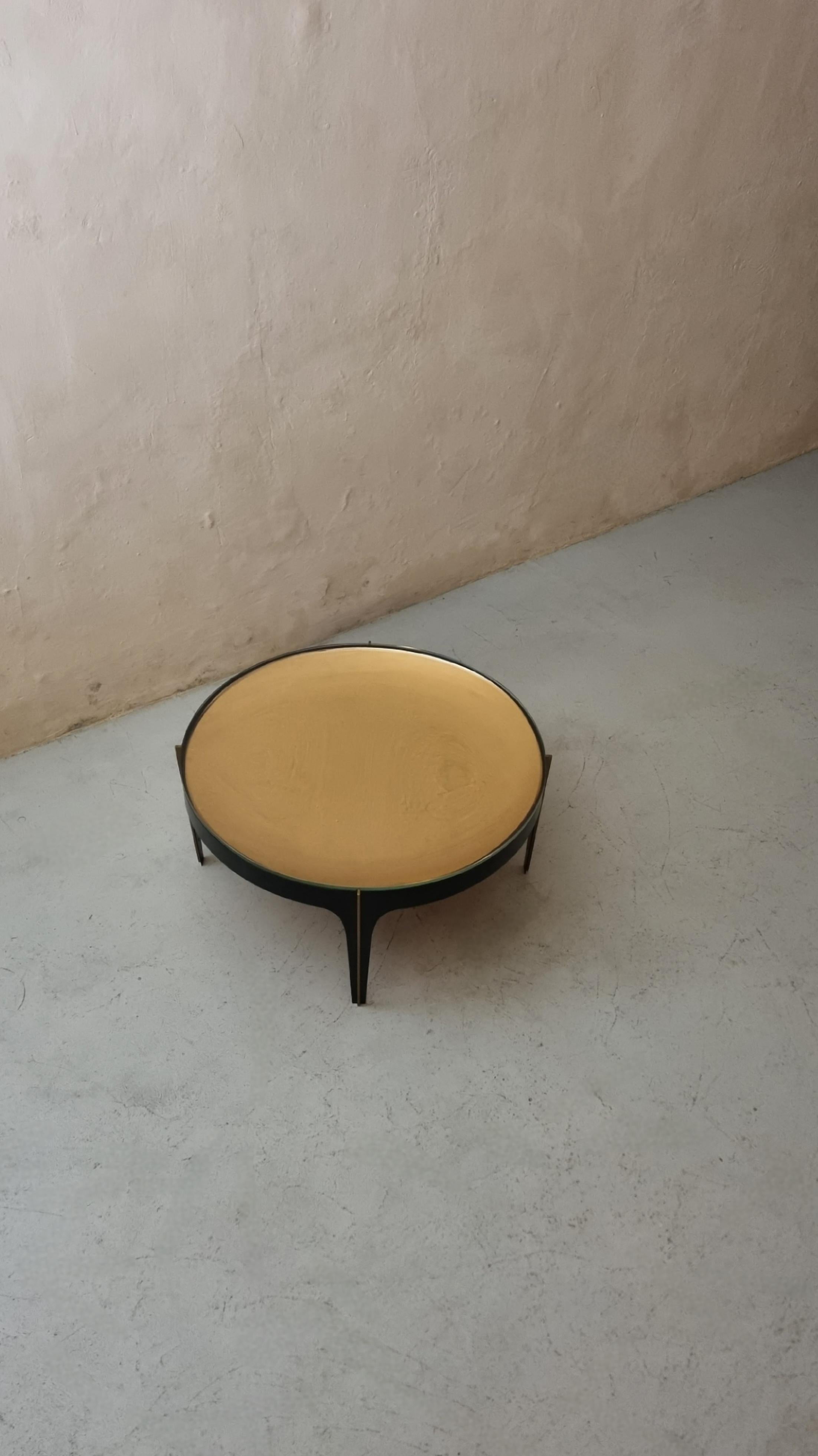 Raro tavolino mod. 1774 disegnato da Max Ingrand per Fontana Arte nel 1958.
Struttura in ottone brunito, inserti in ottone lucido, cristallo colorato concavo specchiato, piano di cristallo trasparente di forte spessore.
Eccellenti condizioni,