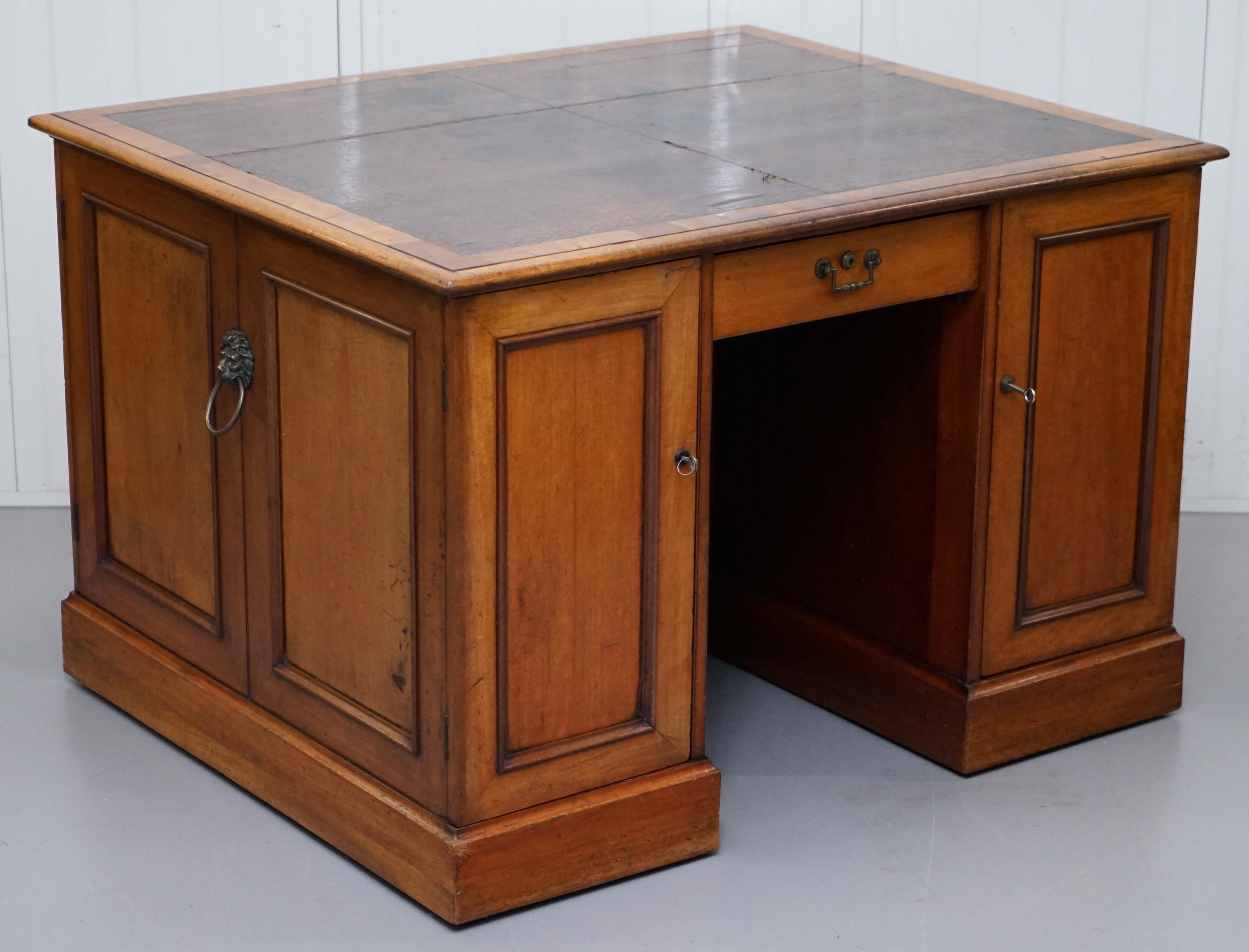 Wir freuen uns, diesen atemberaubenden und außergewöhnlich seltenen George III Gillows Lancaster Schreibtisch mit zwei Sockeln aus getäfeltem Mahagoni aus dem Jahr 1794 zum Verkauf anzubieten

Auf der Vorderseite befinden sich zwei Schranktüren in