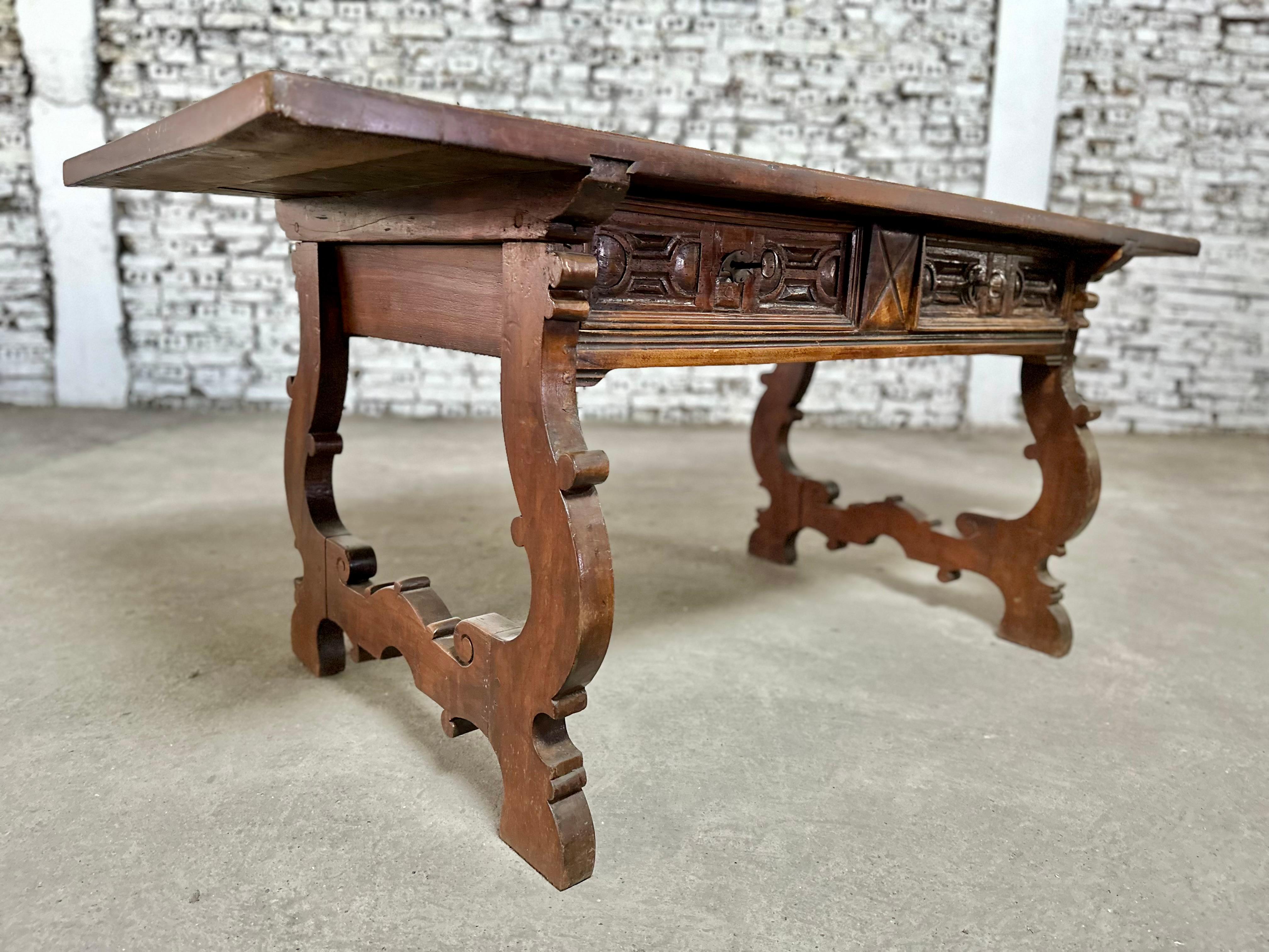 Rare 17c Spanish Reflectoire Dining Table In Good Condition For Sale In Bridgeport, CT