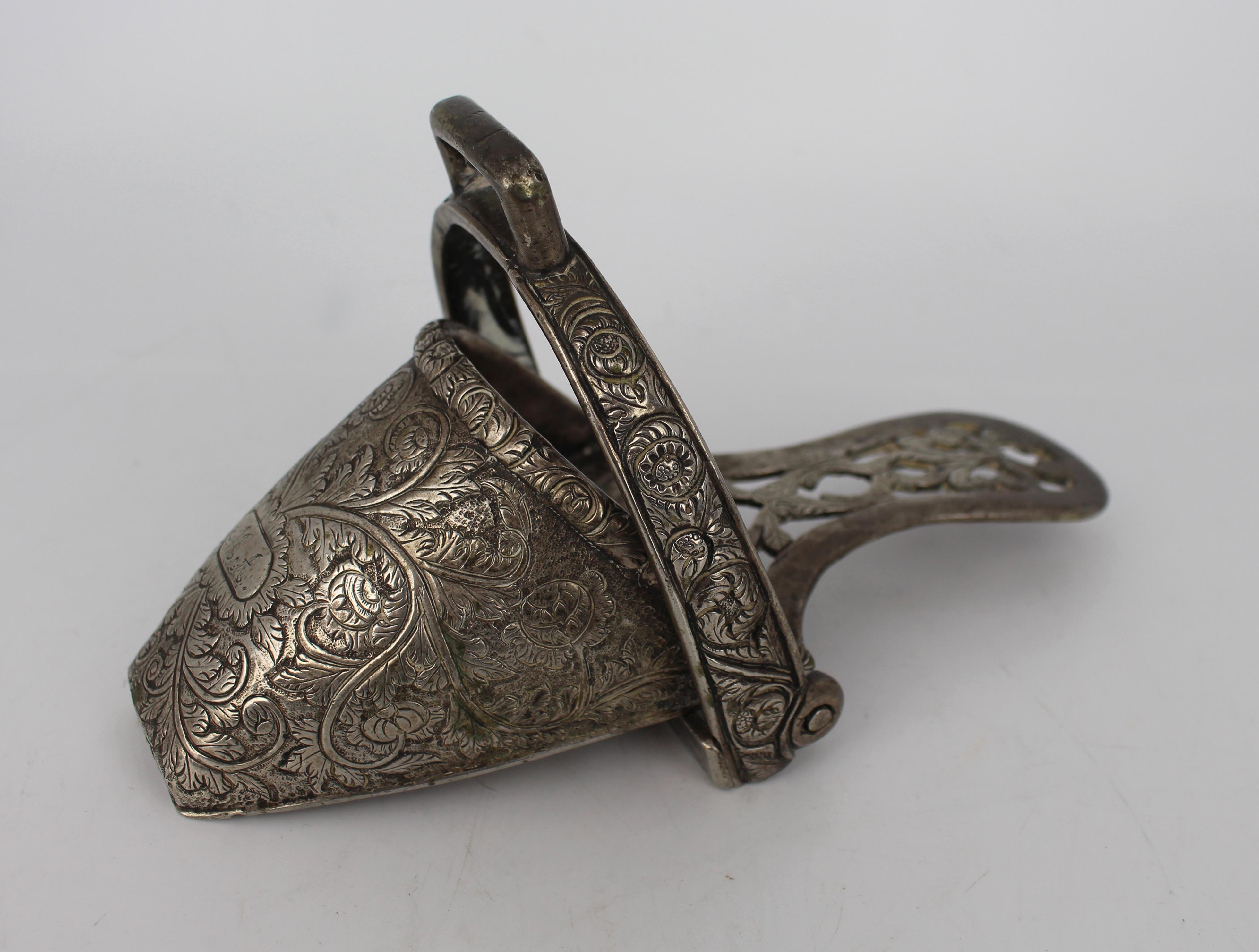 Rare 17th/18th Century Silver-Plated Ornate Shoe Stirrup – Spanish Colonial
Origin: Spanish Colonial (likely Mexico or Peru)
Date: Circa late 17th to early 18th century
Material: Silver-plated metal over iron or brass
Dimensions: Approx. 13 cm long