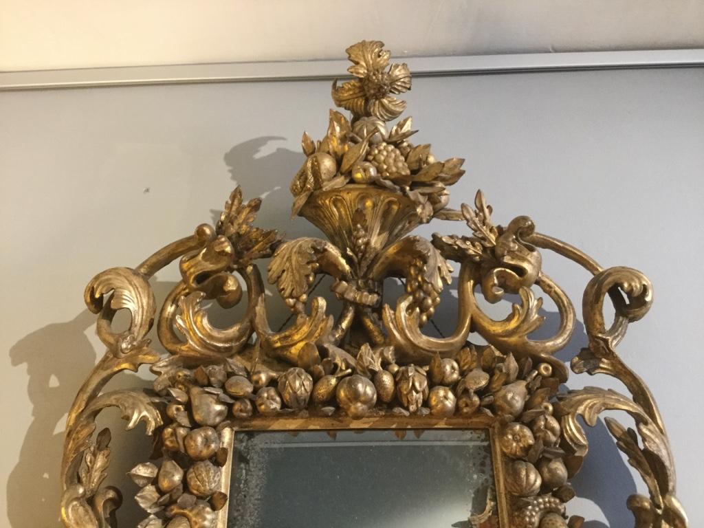 Rare 17th Century Carved Giltwood and Gesso Mirror from Florence In Good Condition For Sale In Bradford on Avon, GB