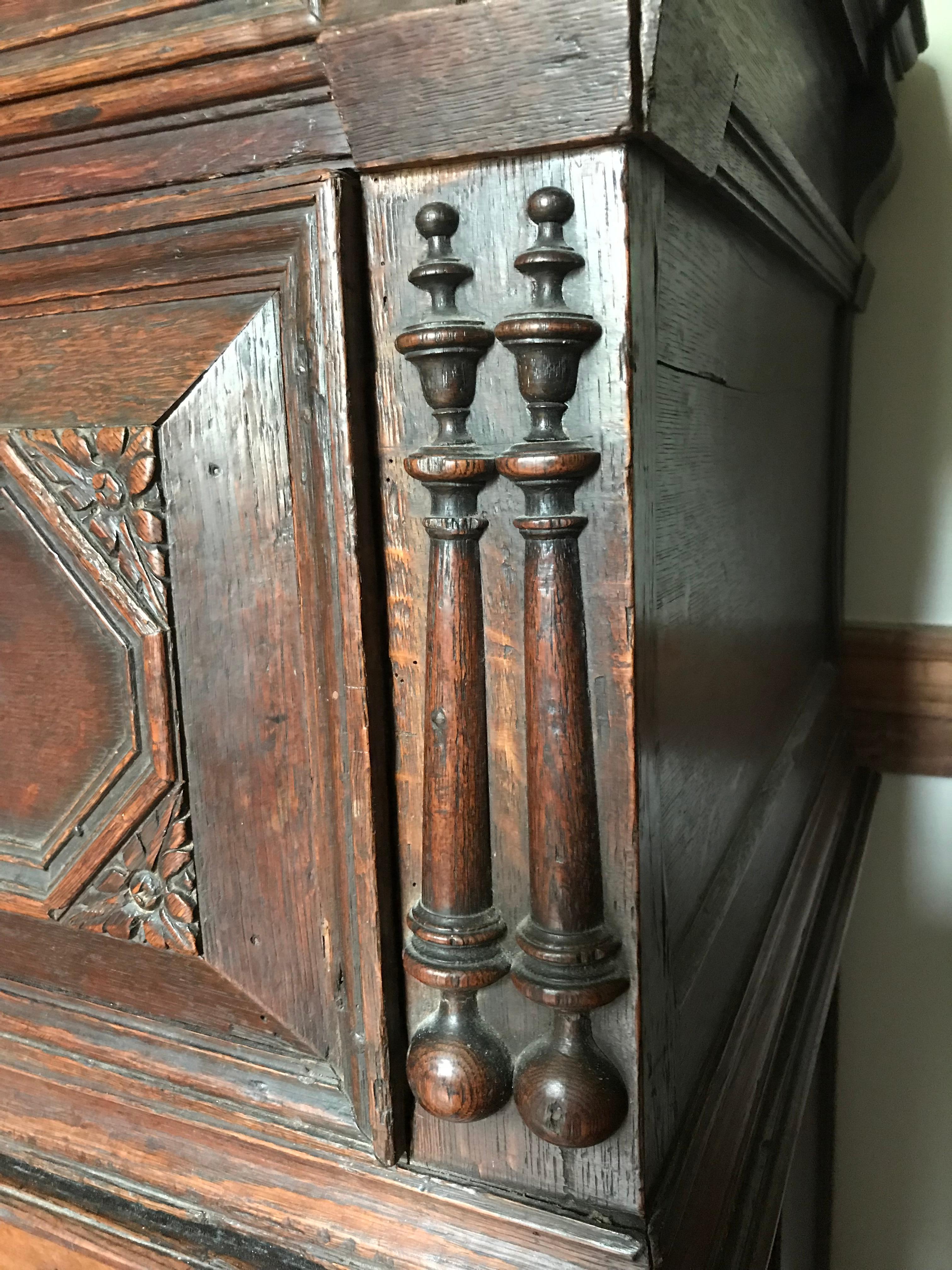 Rare et important cabinet de cour du 17e siècle. Une forme extrêmement rare avec des tiroirs derrière les tiroirs du meuble. Cette pièce est en surface ancienne avec une couleur et une patine merveilleuses.étiquette d'origine collée au dos de la