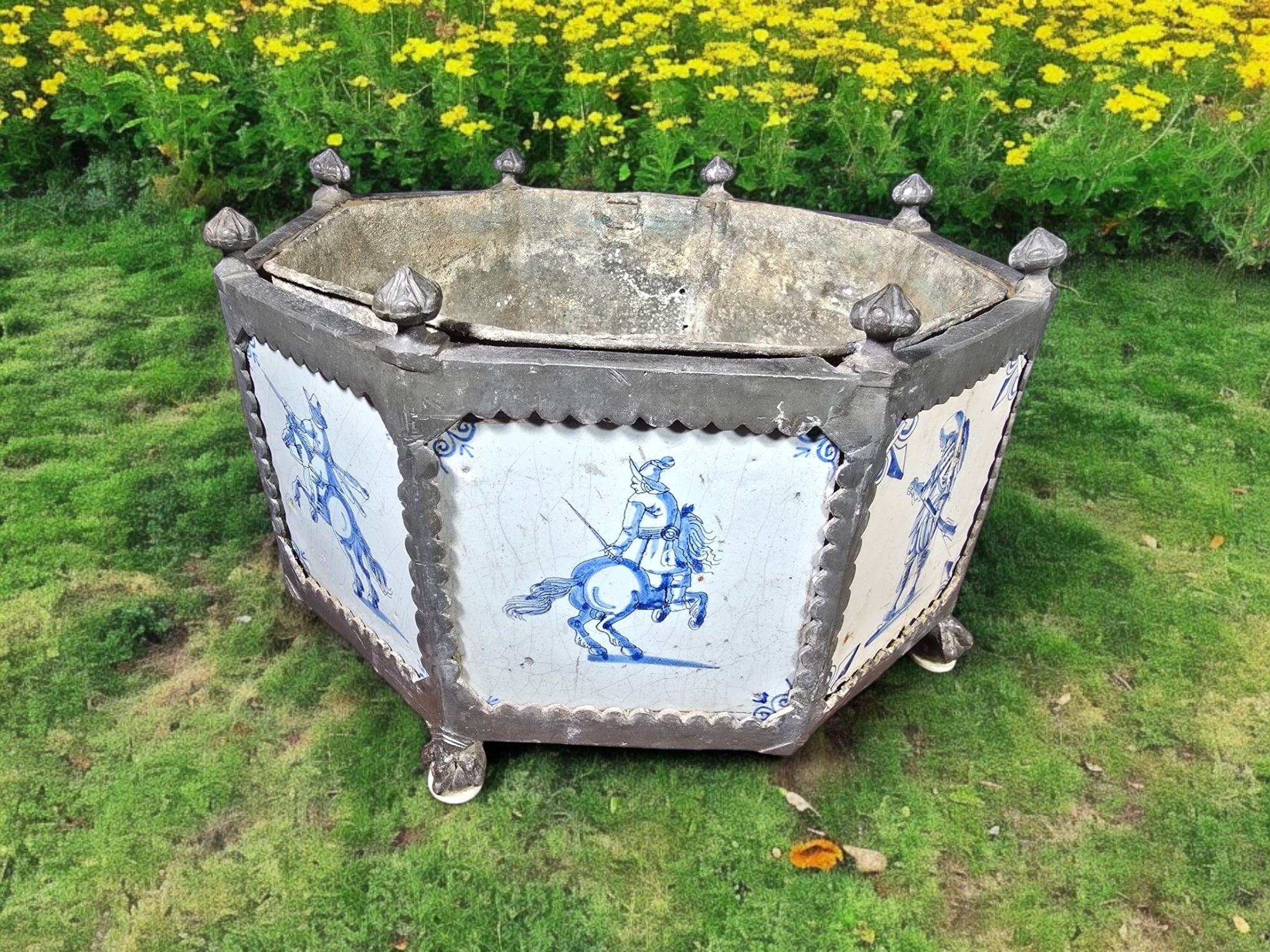 Rare 17th-Century Delft Tile Flower Pot with Tin Hexagonal Frame In Good Condition In Madrid, ES
