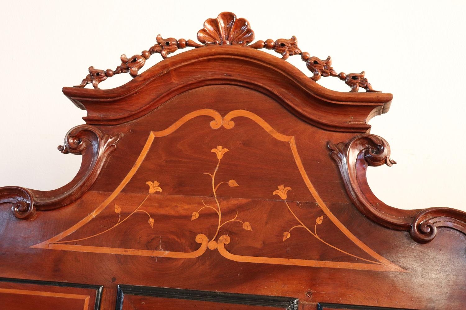Rare cabinet ancien en noyer marqueté Louis XIV italien du 17e siècle en vente 4