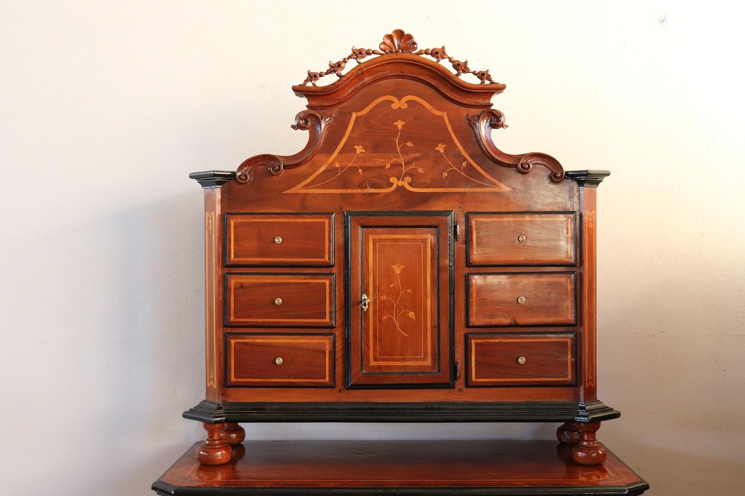 Incrusté Rare cabinet ancien en noyer marqueté Louis XIV italien du 17e siècle en vente