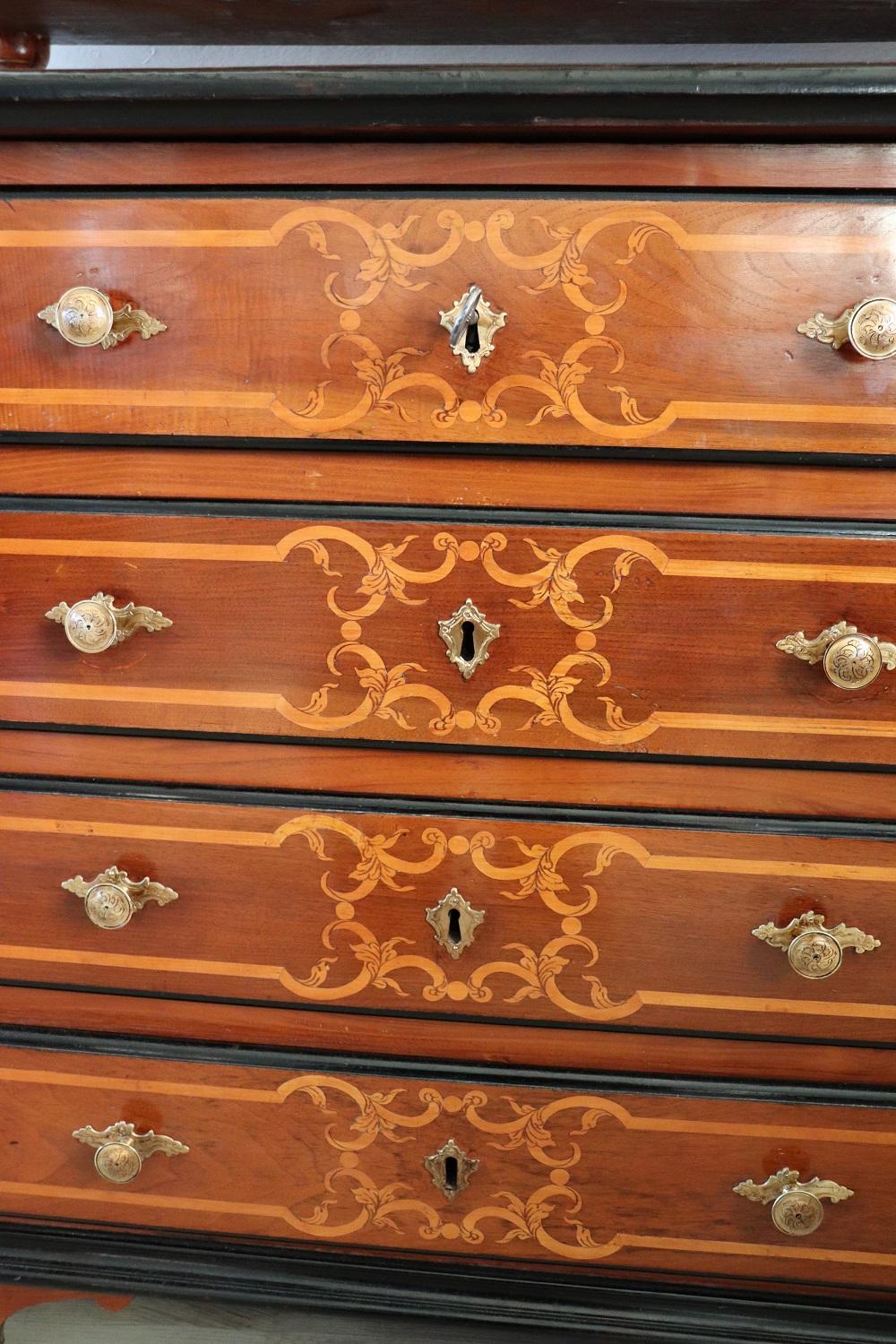 Rare cabinet ancien en noyer marqueté Louis XIV italien du 17e siècle en vente 1