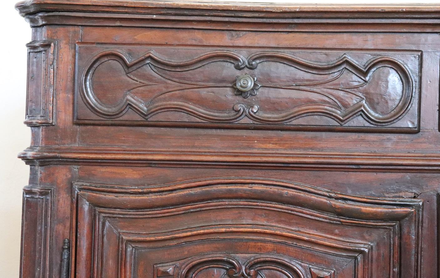 Rare 17th Century Italian Walnut Louis XIV Sideboard with Plate Rack In Good Condition For Sale In Casale Monferrato, IT