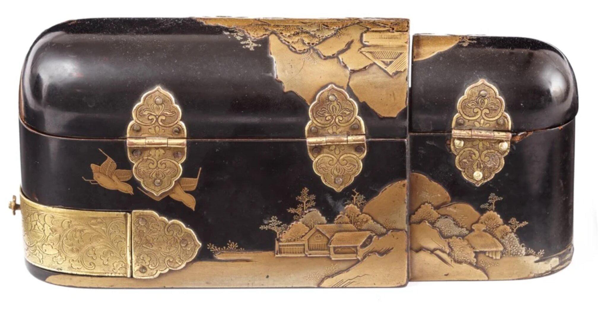 Seltener japanischer Export-Lackkasten für medizinische Instrumente
Edo-Periode, 1650-1700


L. 19 x B. 6 x H. 8,5 cm

Diese unkonventionell geformte, malerisch verzierte Lackschachtel offenbart eine hochspezialisierte Funktionalität. Der