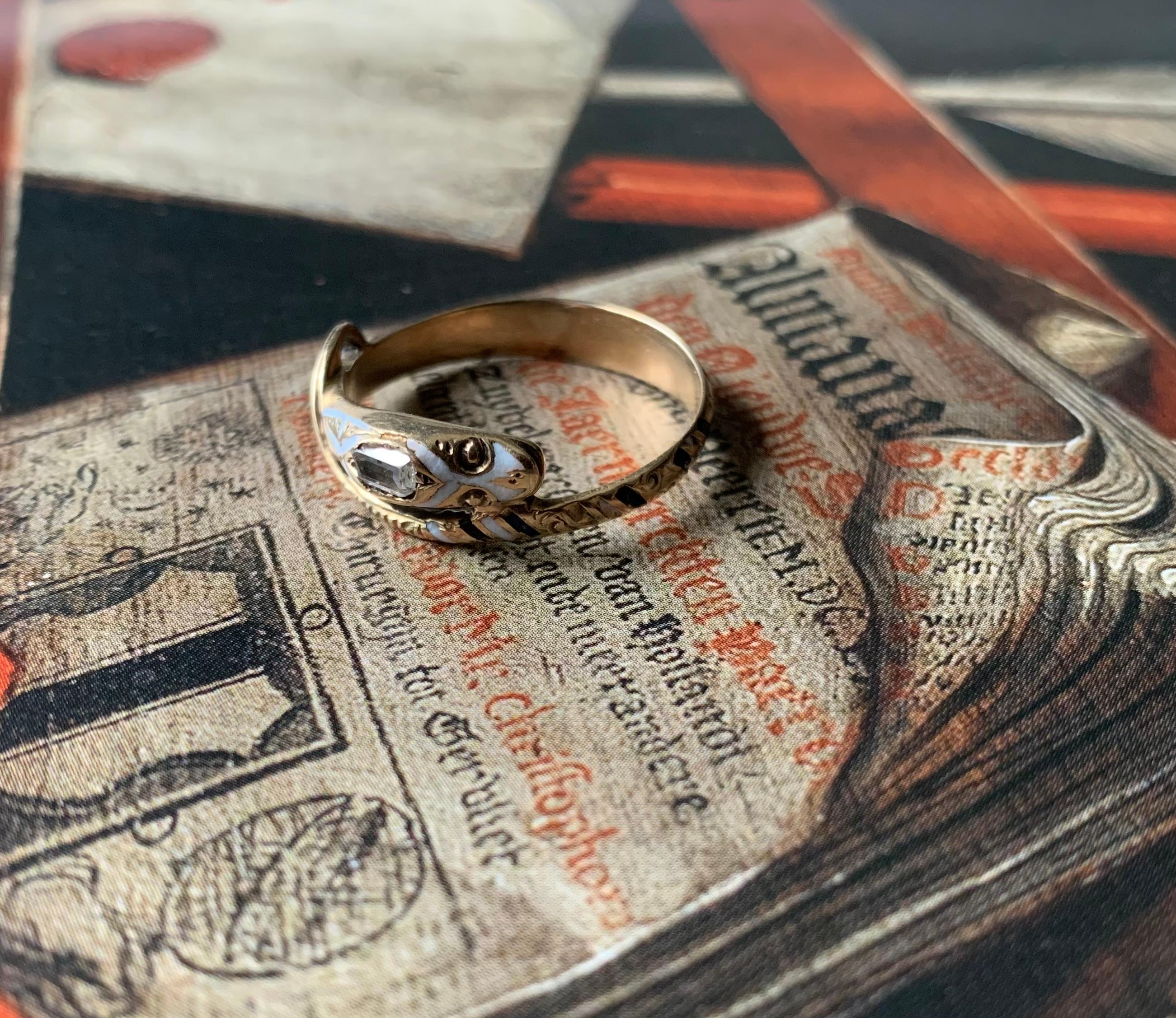 Feiner Schlangenring aus Gold mit Diamanten, weißem und Kobalt-Email in Museumsqualität aus der Spätrenaissance
17. Jahrhundert
Dieser schöne Ring ist ein bemerkenswertes Beispiel für Schmuck aus der Spätrenaissance, der in der ersten Hälfte des 17.