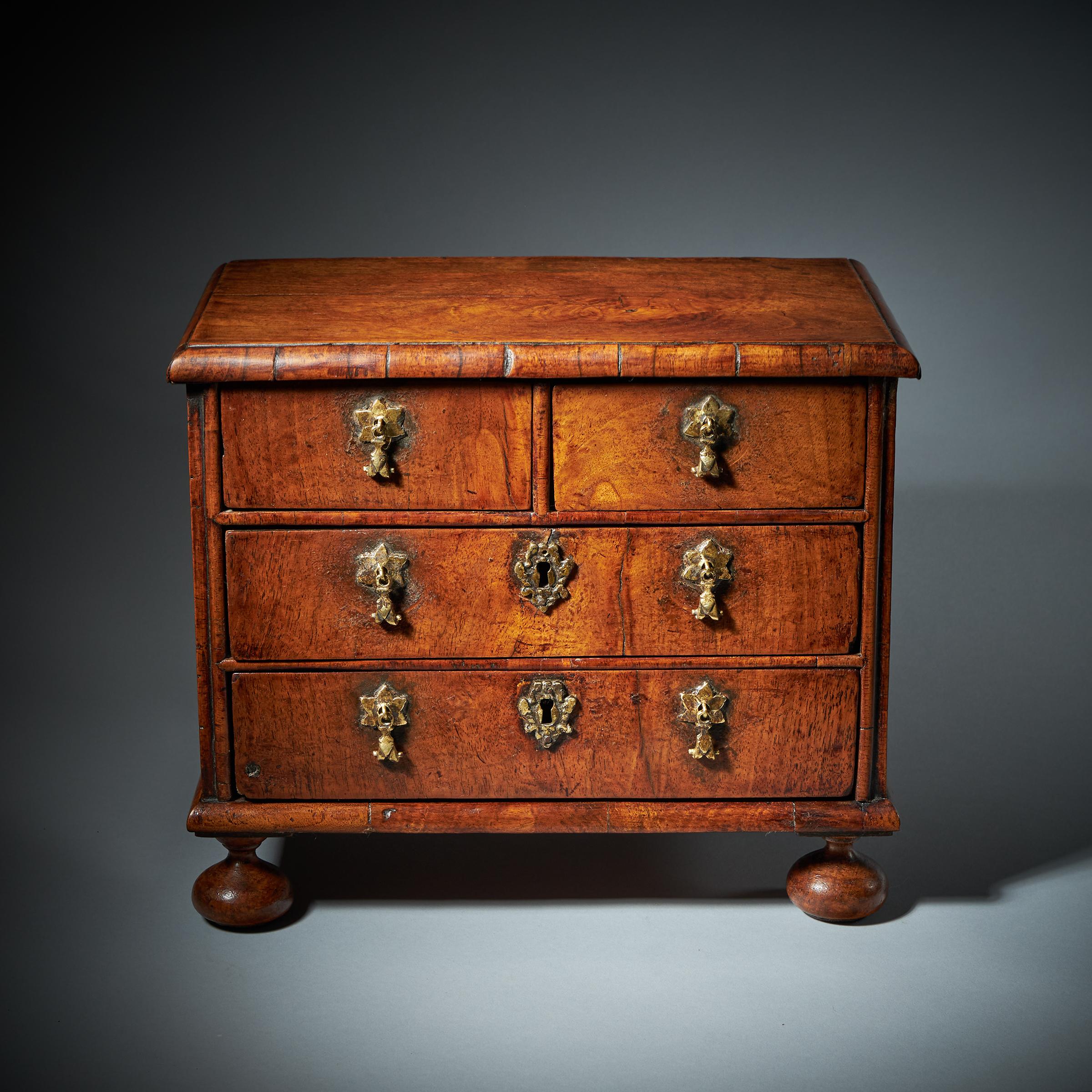 Rare 17th Century Miniature William and Mary Walnut Table Top Chest, circa 1690 In Good Condition For Sale In Oxfordshire, United Kingdom