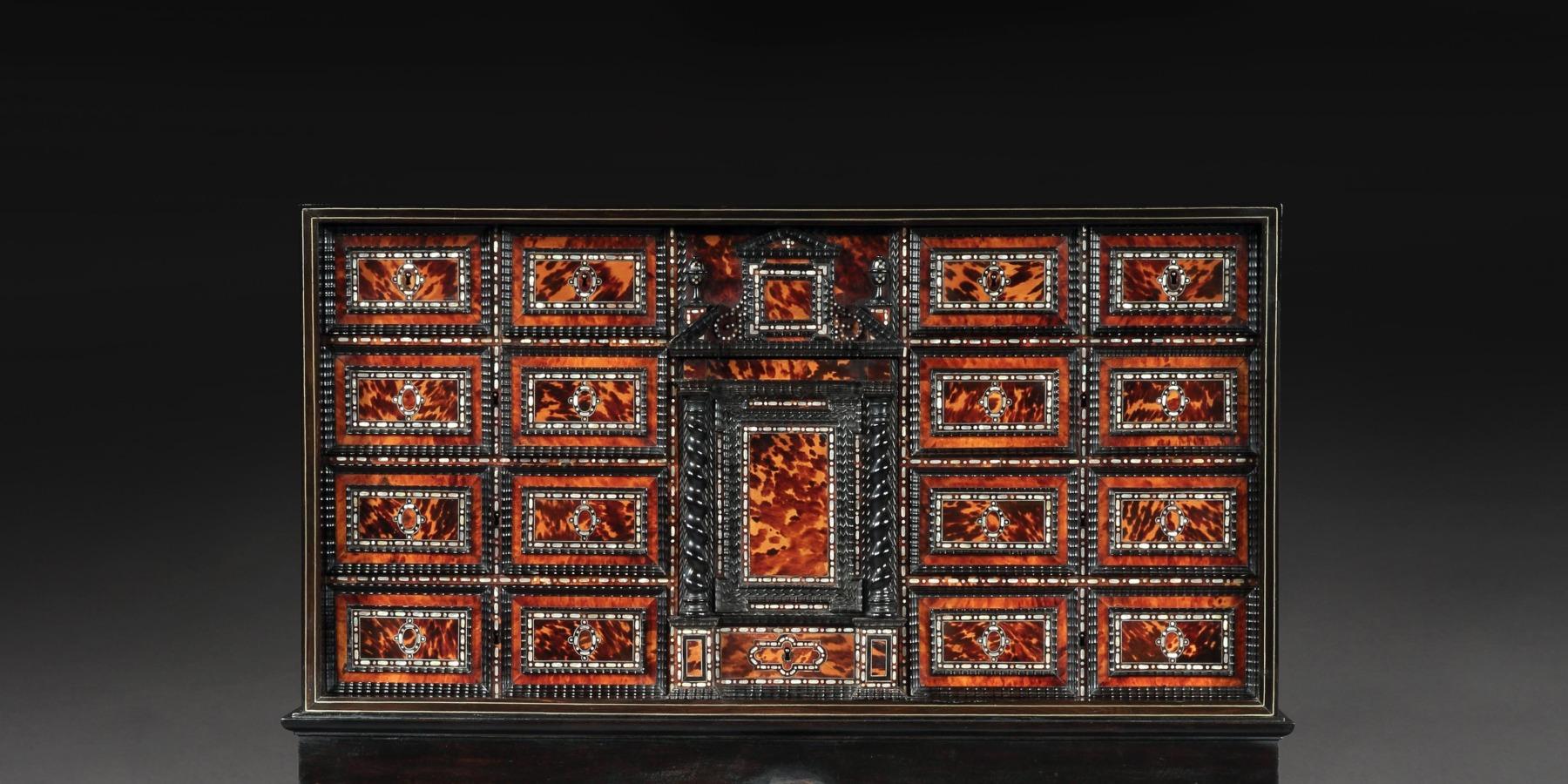 Seltener neapolitanischer Schrank aus Ebenholz mit Schildpatt und Perlmutt aus dem 17. Jahrhundert (18. Jahrhundert und früher) im Angebot