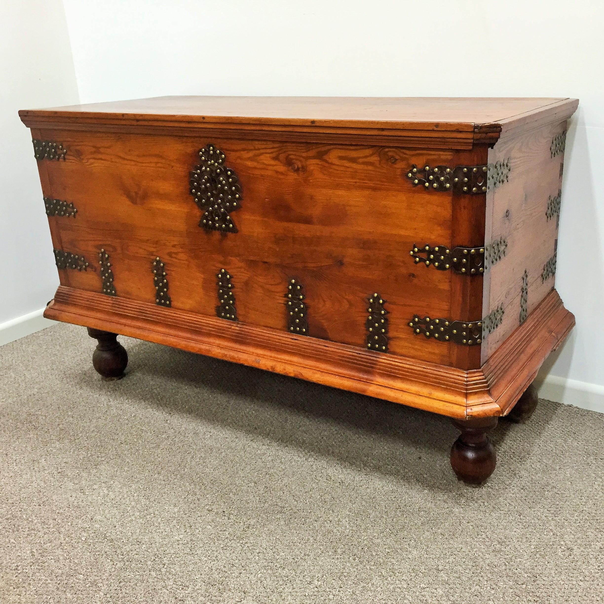 Rare 17th Century Oak Coffer / Trunk / Bench In Excellent Condition For Sale In Miami, FL