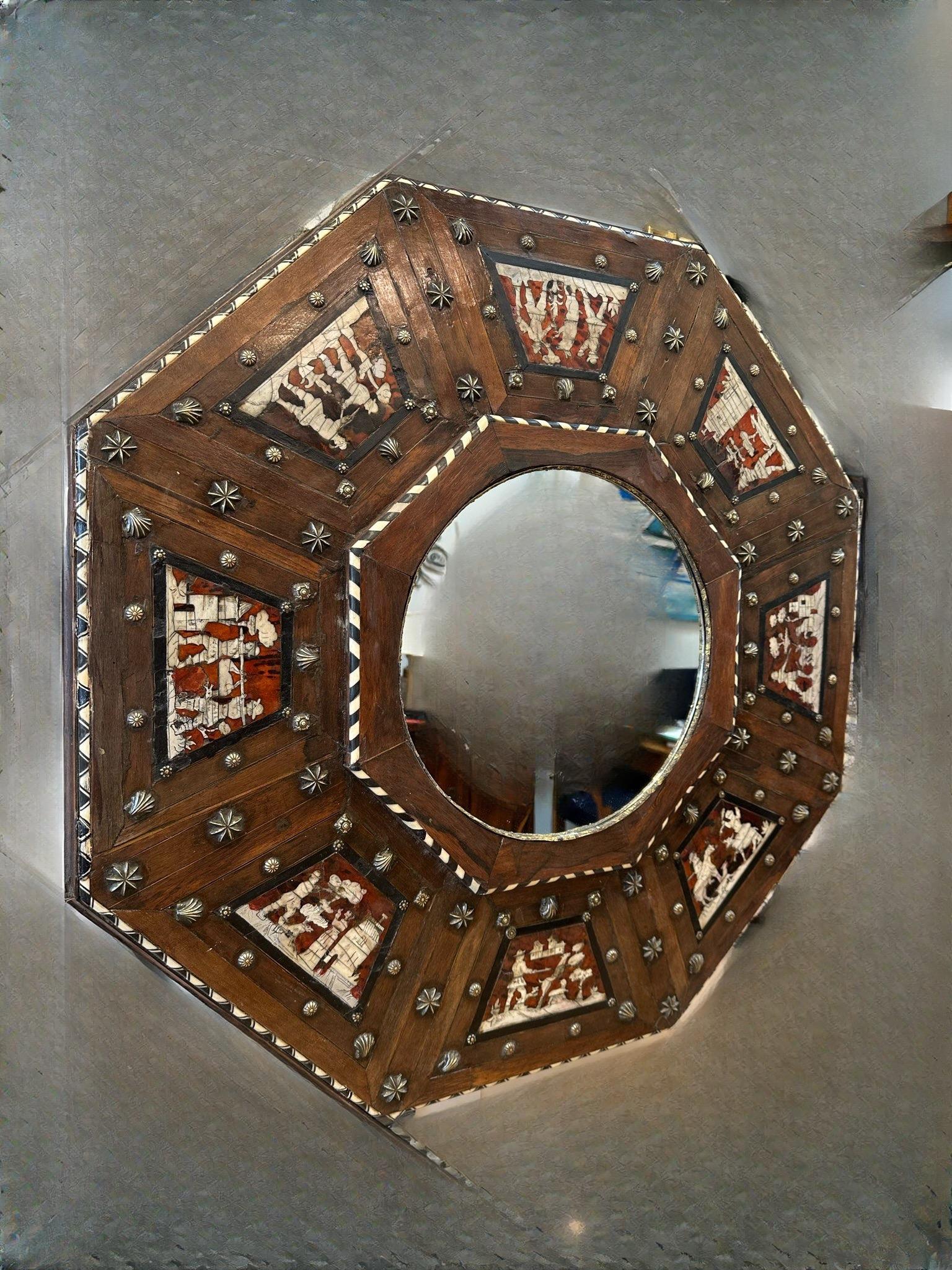 Rare miroir baroque octogonal en bois marqueté du 17e siècle. Fabriqué en noyer et en palissandre profondément patinés, avec des incrustations complexes de motifs médiévaux en ivoire et en écaille de tortue, et des accents de laiton, d'argent et
