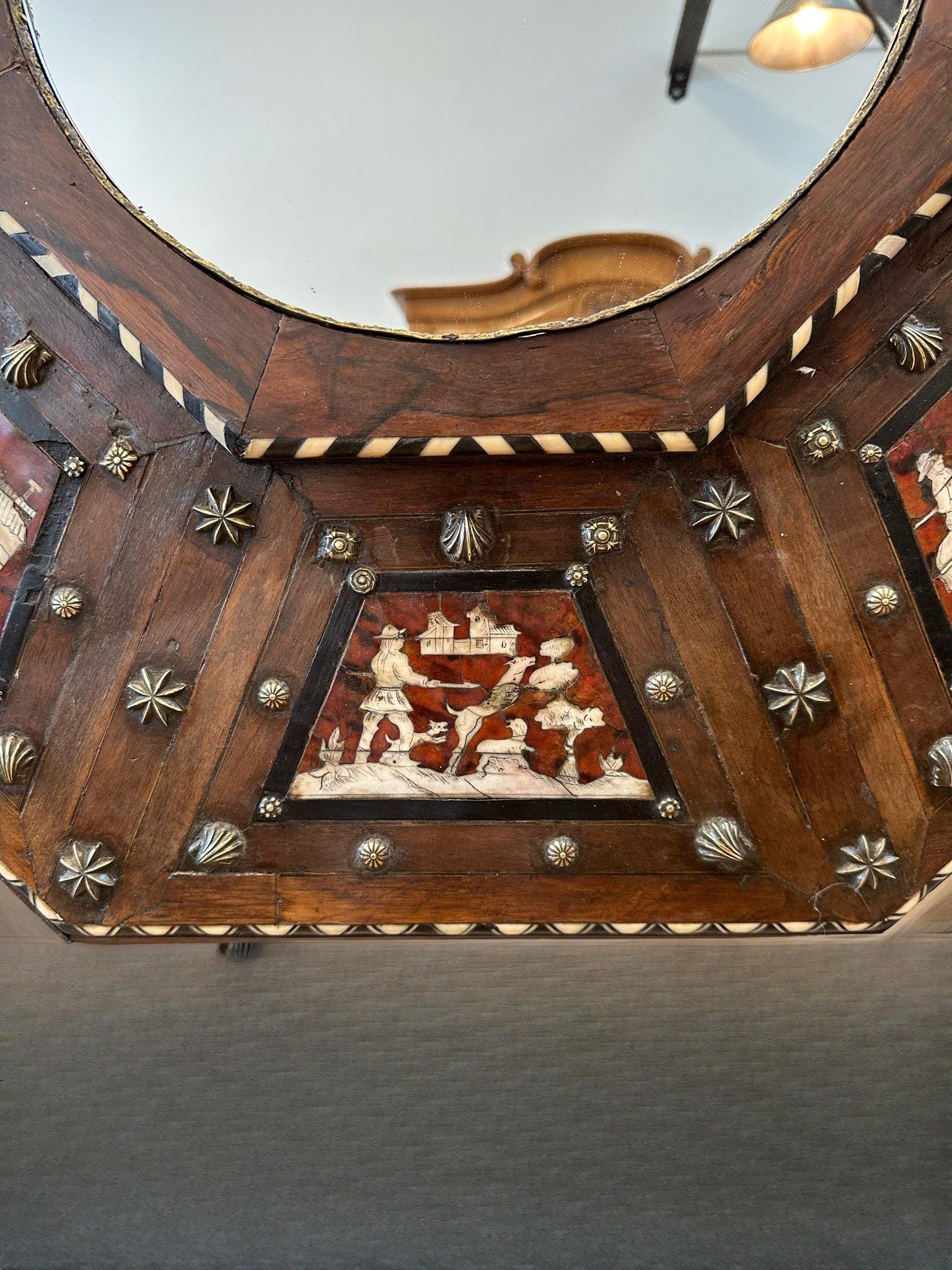 Baroque Rare miroir octogonal baroque du 17ème siècle avec cadre en bois incrusté en vente