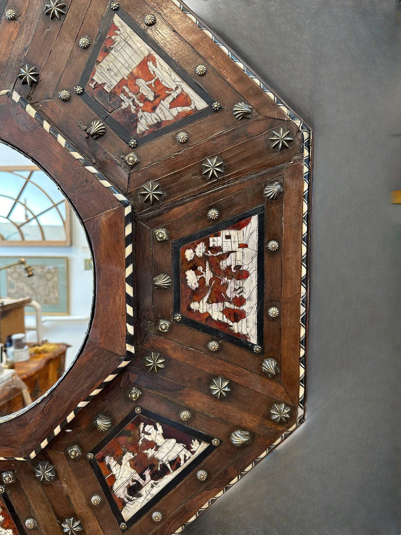 Portugais Rare miroir octogonal baroque du 17ème siècle avec cadre en bois incrusté en vente