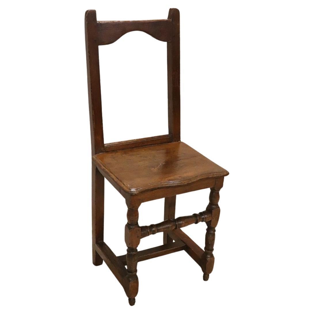 Rare chaise rustique en noyer massif du 17e siècle