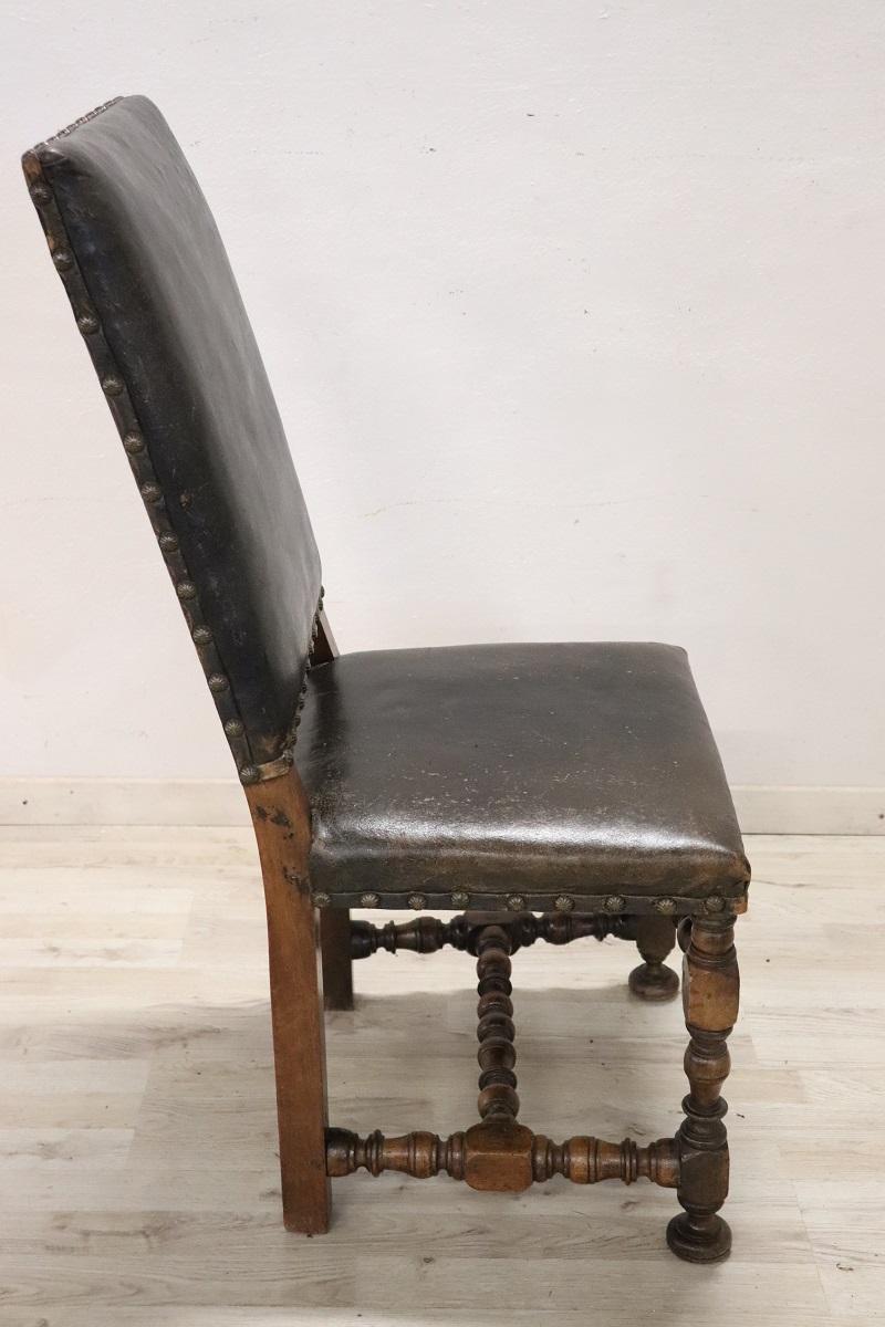 italien Rare chaise en noyer massif du 17e siècle en vente