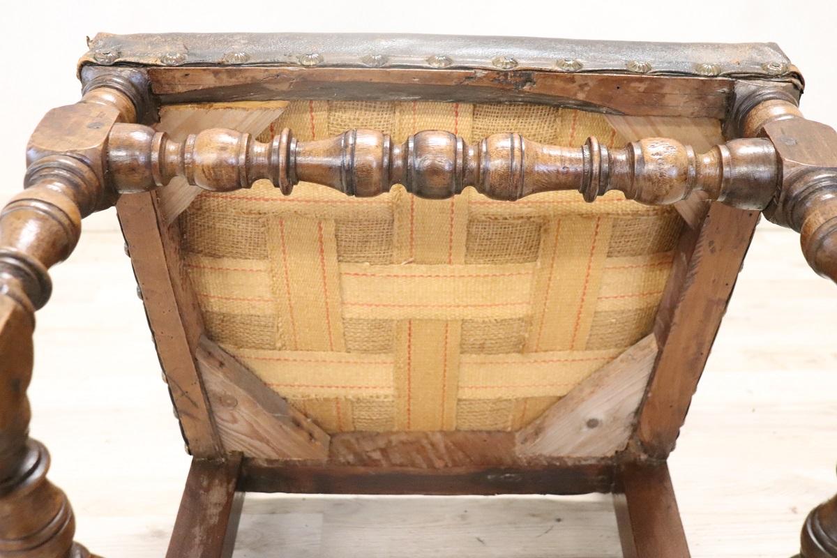 Rare chaise en noyer massif du 17e siècle en vente 2