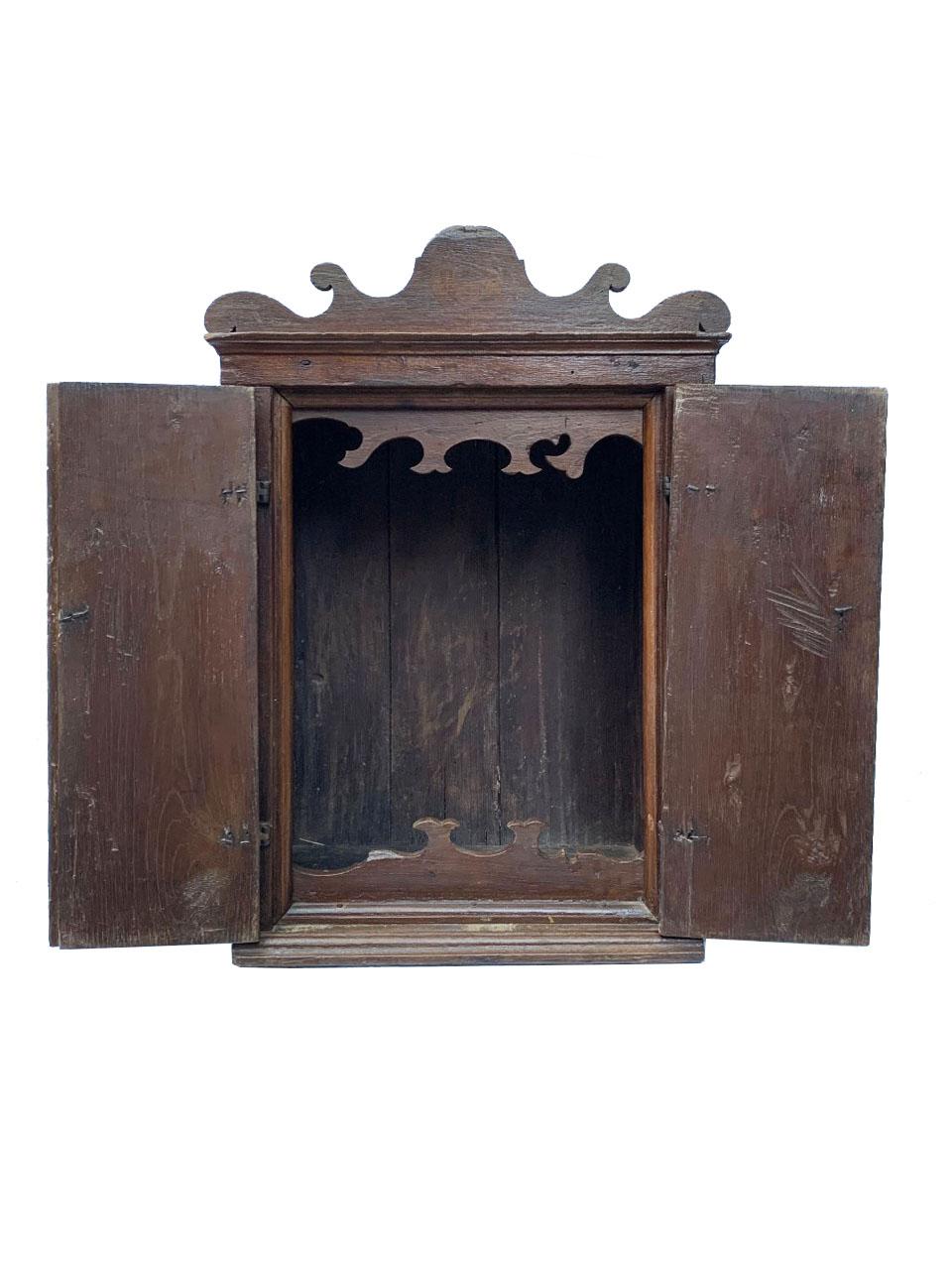 Rare 17th Century South American Colonial Shrine 
Straight box with pediment cut into stylized volutes. Made of polished cedar, with wrought iron fittings, this oratory reflects the austerity of Brazil in the 17th century.
Dimensions in centimeters: