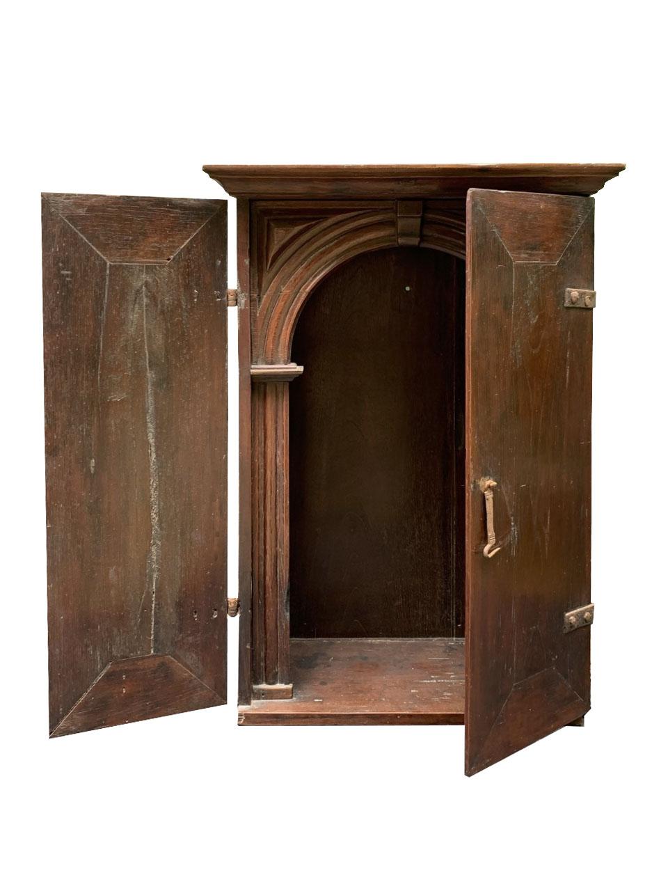 Rare sanctuaire en cèdre du 17e siècle. 
Boîte droite avec portes paddées. Intérieur avec arc décoratif en forme de portail.
Dimensions en centimètres : 52cm L x 26,50 cm P x 71 cm H. 
Les sanctuaires domestiques sont présents dans les maisons