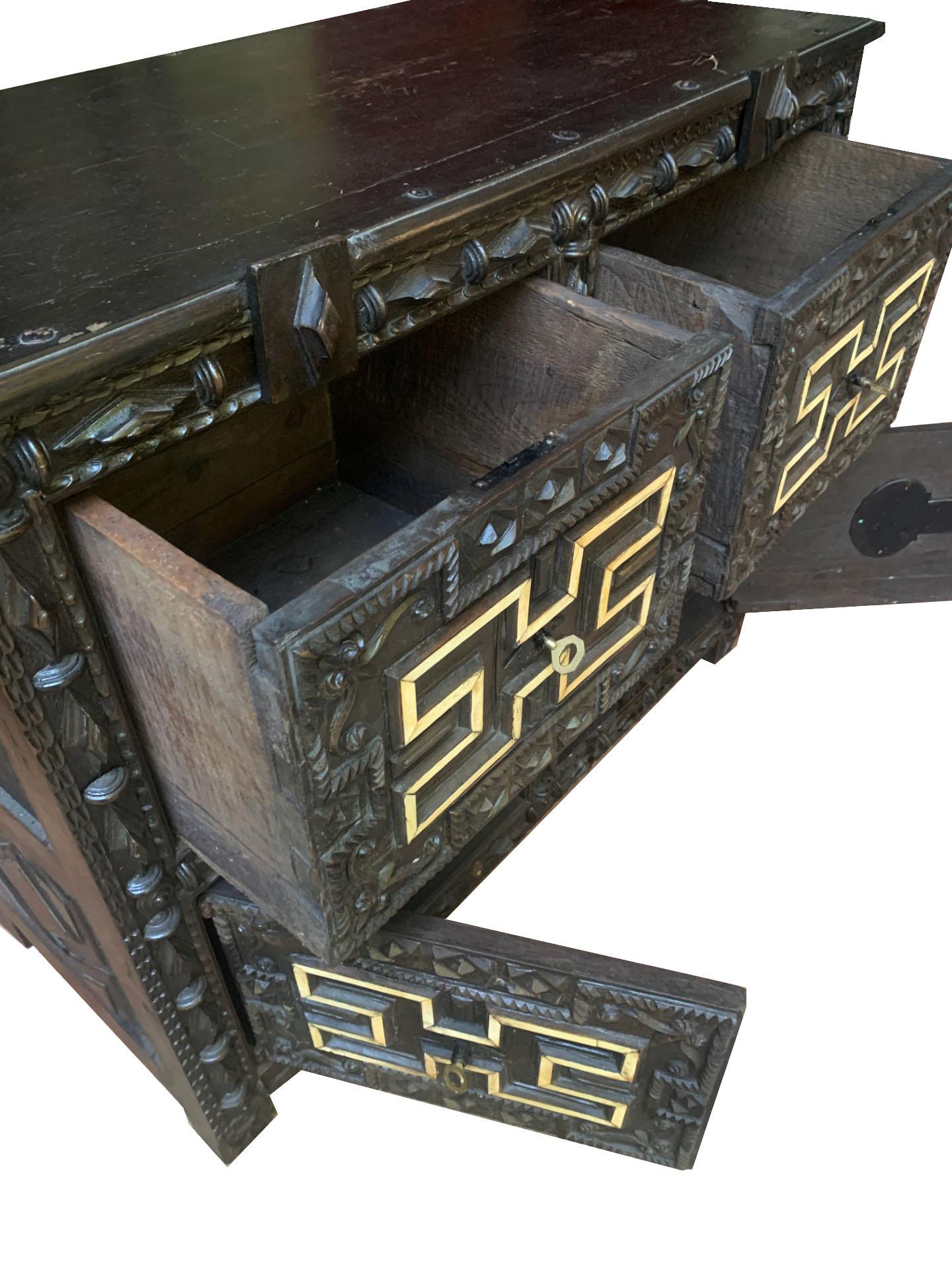 Rare 17th Century Spanish Colonial Taquillon Cabinet Sideboard Buffet In Good Condition For Sale In Rio De Janeiro, BR