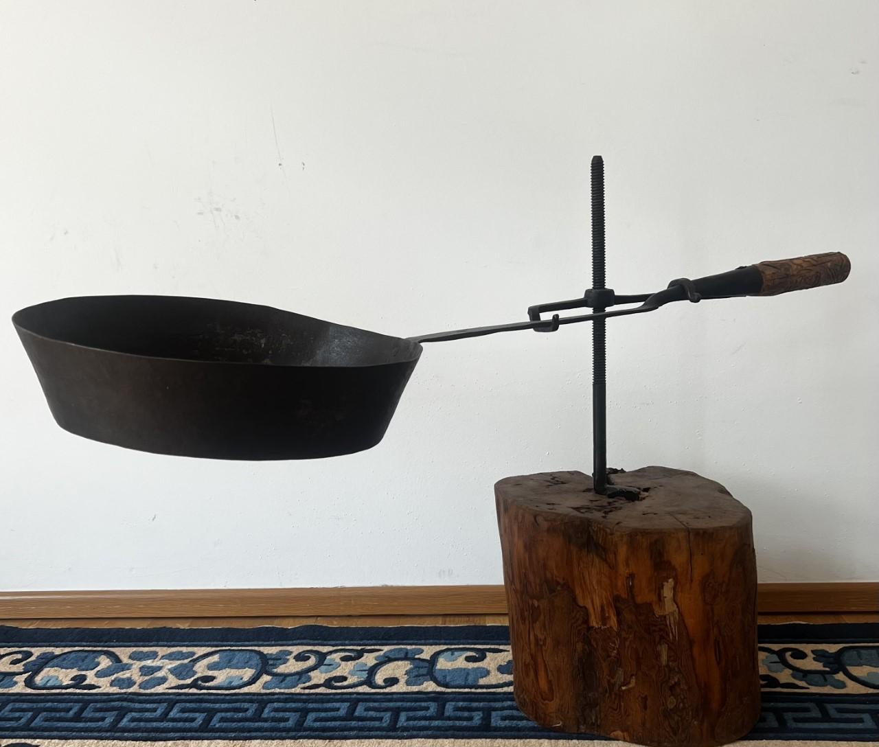 Fantastic antique American Pioneer cooking Pan, truly an absolutely unique Museums Piece!
Total weight is ca 15 kg, the Pan itself is made out of iron and sits on a solid wooden stump.
The only manufactured items American settlers kept the entire